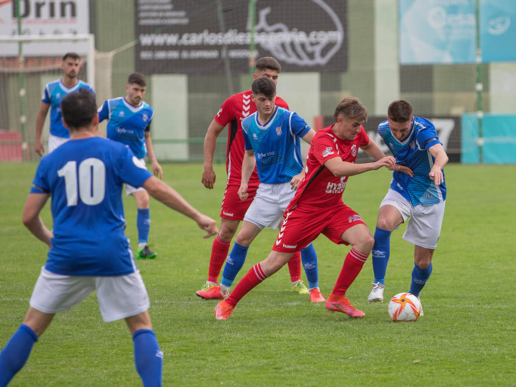 Partido entre el Unami y el Turégano. / ROCÍO PARDOS