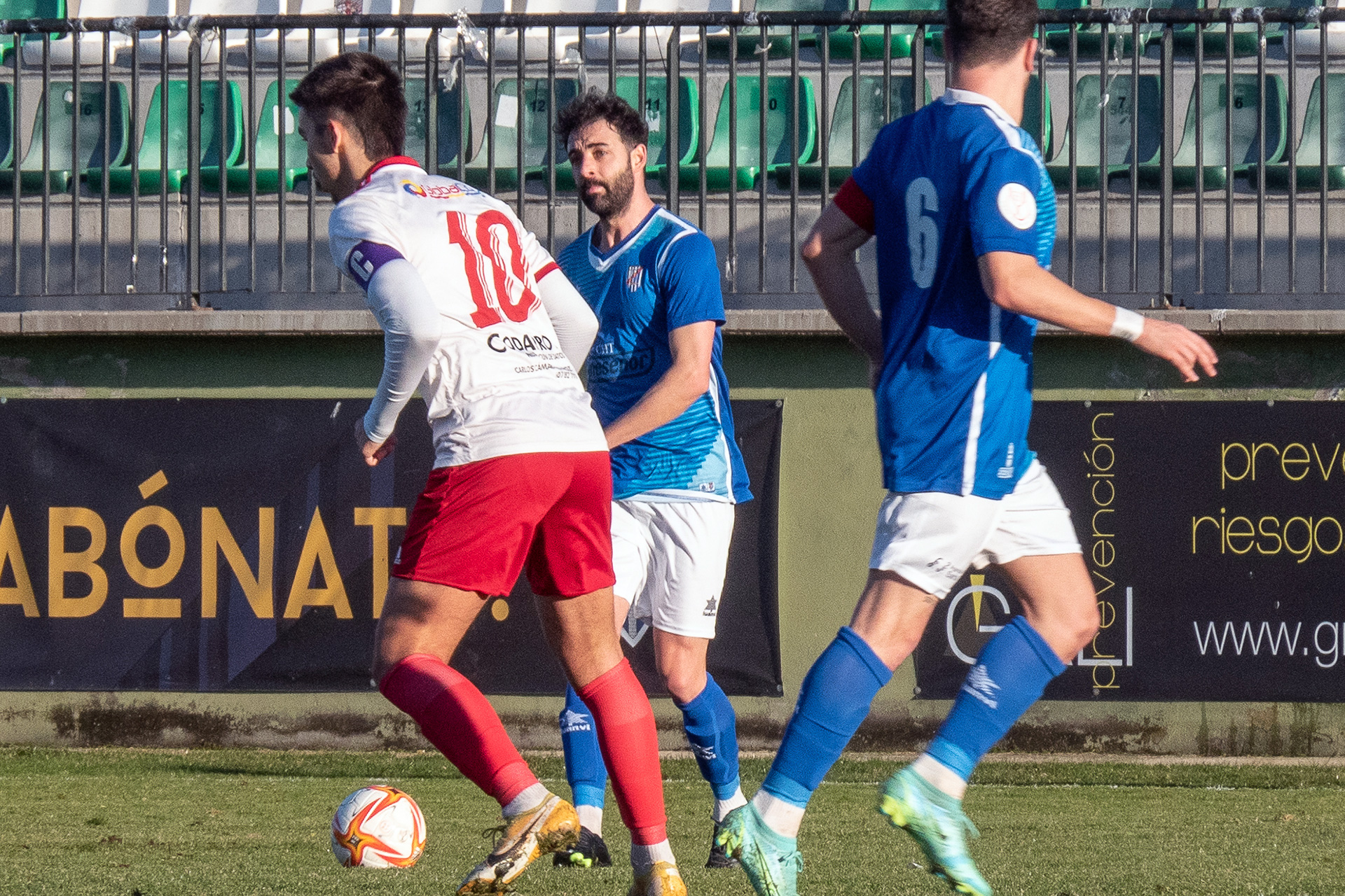 Javi de la Cruz controla el balón durante un partido./ KAMARERO