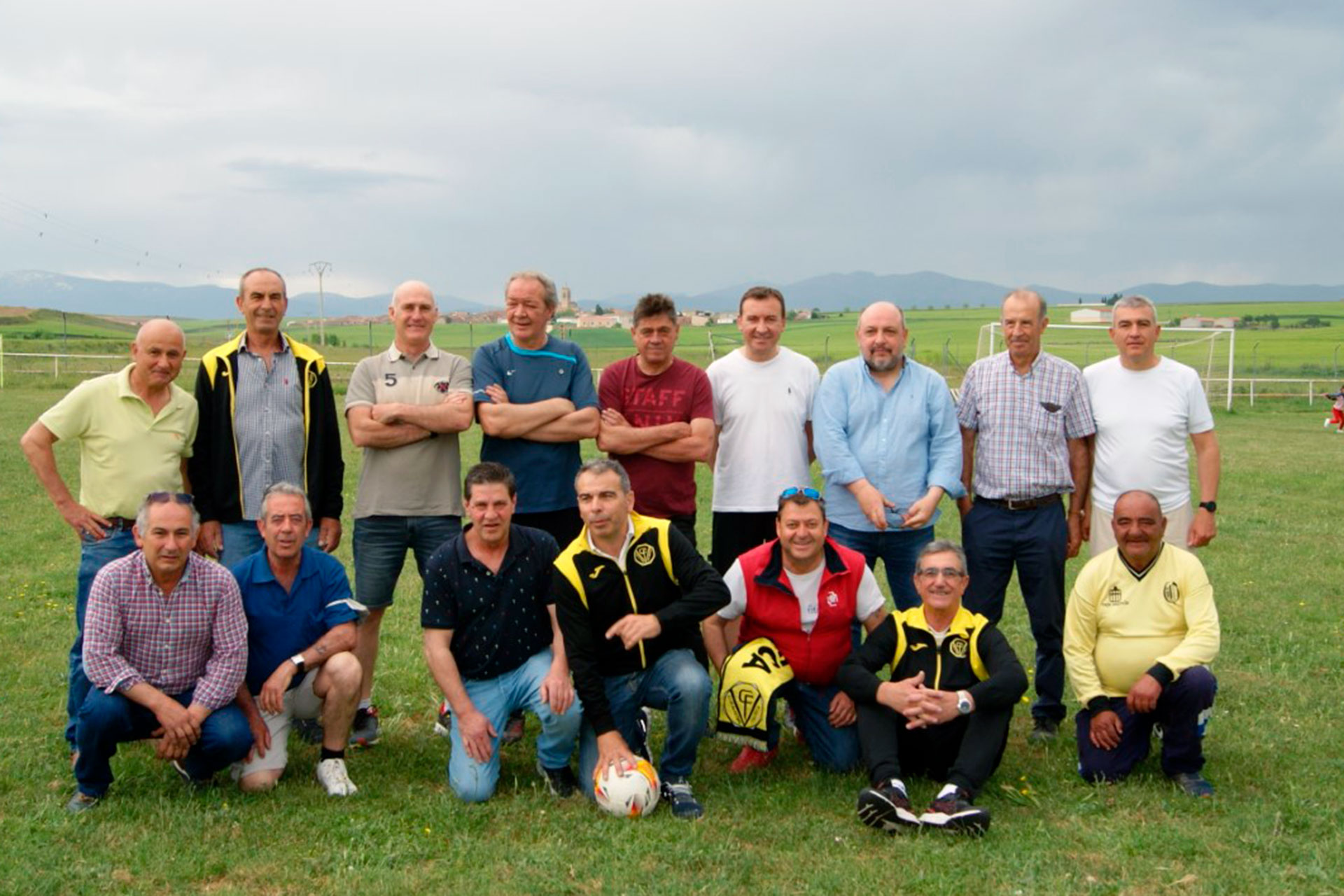 El CF Valseca espera dos años para celebrar su 40 aniversario 1 Componentes y exjugadores del CF Valseca, en El Tejón./ A.P.