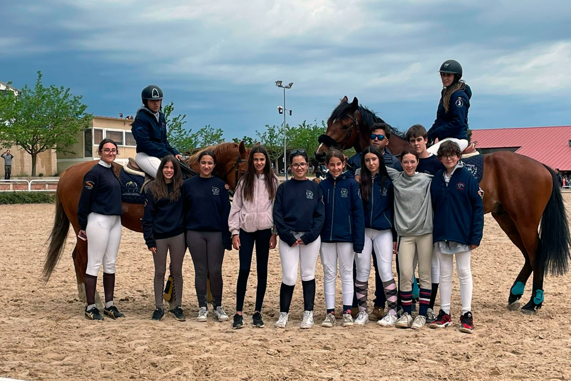 hipicaComponentes del equipo EquiTando, con sus entrenadores./ EQUITANDO