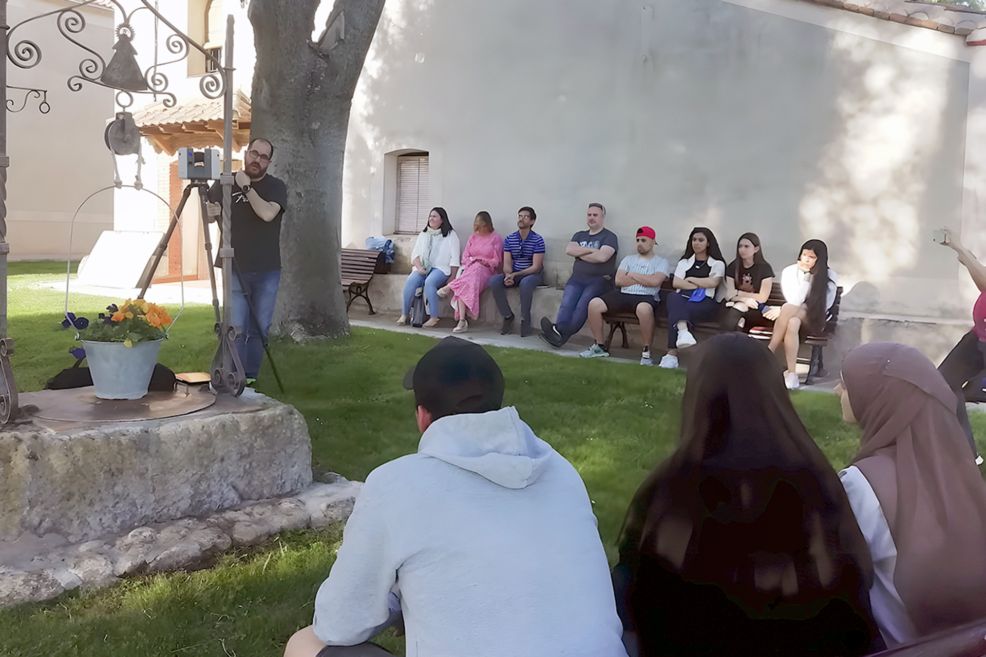 Un grupo de alumnos de Edificación y Obra Civil realiza el trabajo de campo en Mozoncillo. / EA