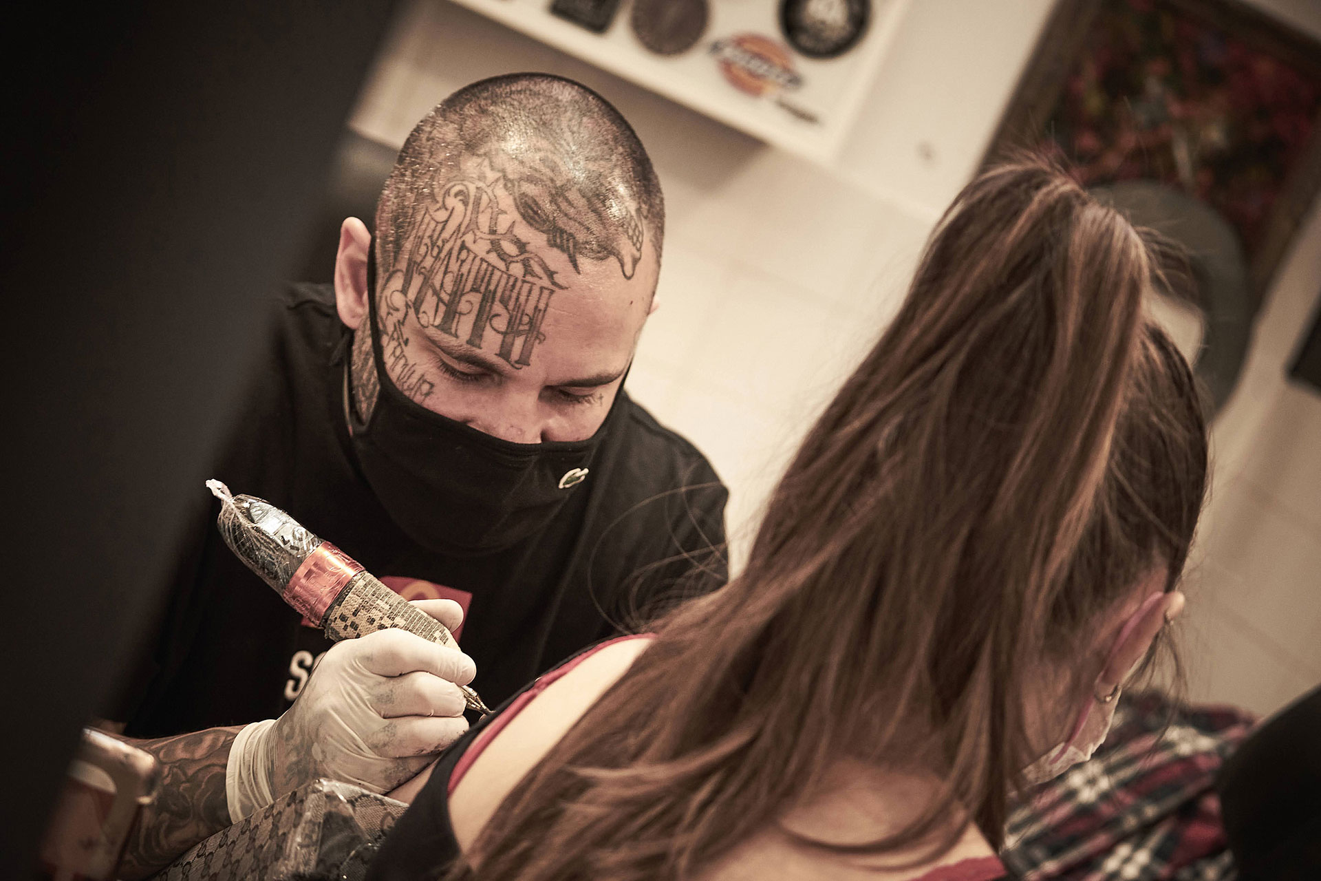 Juan López empezó a hacer tatuajes en 1999, cuando formaba parte del Ejército. / 'PURA VIDA'