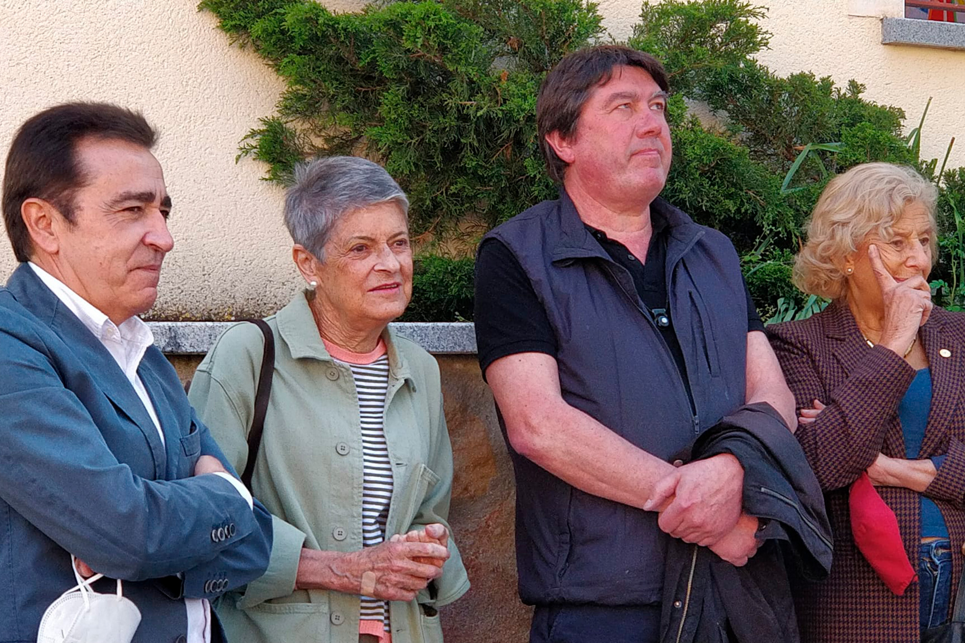 Varios de los protagonistas en las jornadas sobre Elena Fortún, junto al alcalde Juan Carlos Cabrejas (i). / ÁLVARO PINELA