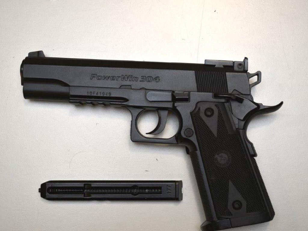 Pistola empleada para el robo en la casa de apuestas de Segovia. / EL ADELANTADO