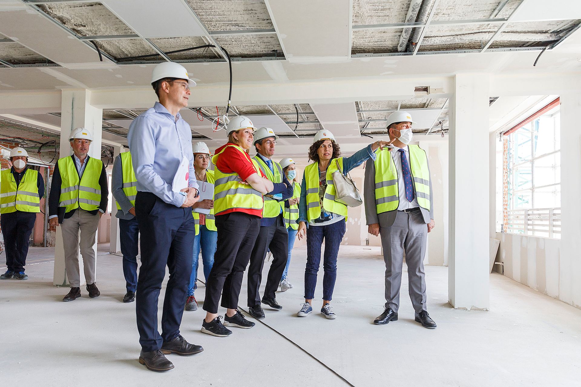 La consejera Isabel Blanco atiende las explicaciones sobre la remodelación de la Residencia Mixta. /ICAL