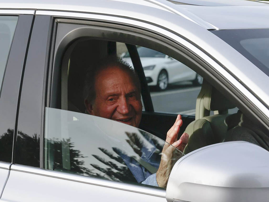 El rey emérito, Juan Carlos I, saluda al llegar en Sanxenxo (Pontevedra). / EFE - LAVANDEIRA JR.