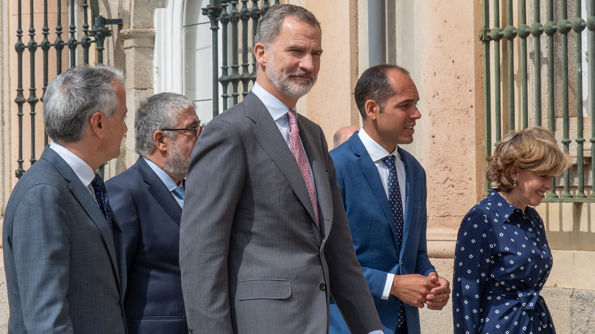 El alcalde del Real Sitio, Samuel Alonso, cumplimentó al rey Felipe VI antes del encuentro. / NEREA LLORENTE