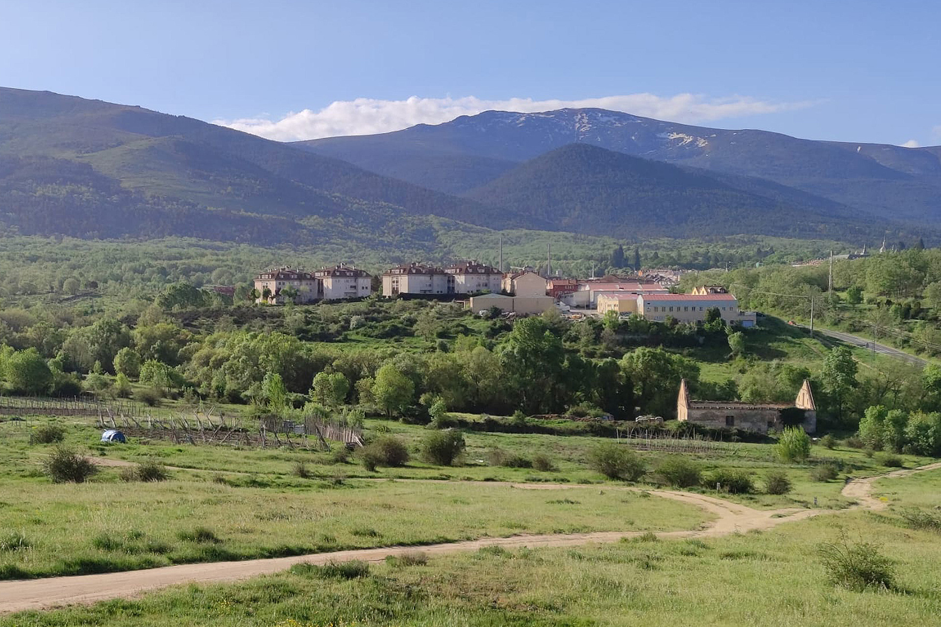 Terrenos que configuran el futuro Plan Parcial del Ensanche, junto a la carretera de San Ildefonso a Torrecaballeros. / FRANCISCO SÁNCHEZ VIRAZ