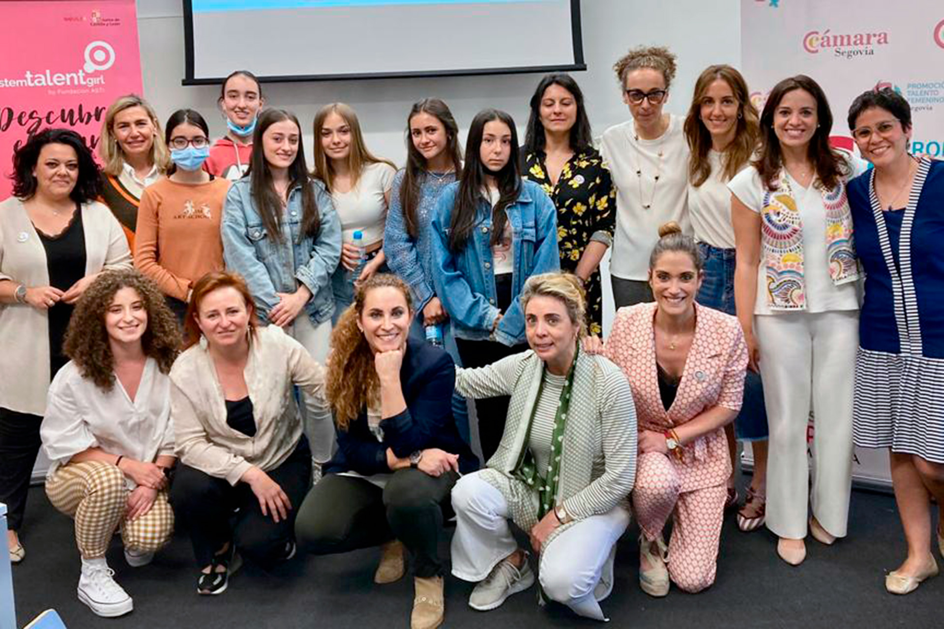 Mentoras, estudiantes y organizadoras de la sesión, entre las que se encuentran representantes de la Cámara de Comercio. /EA