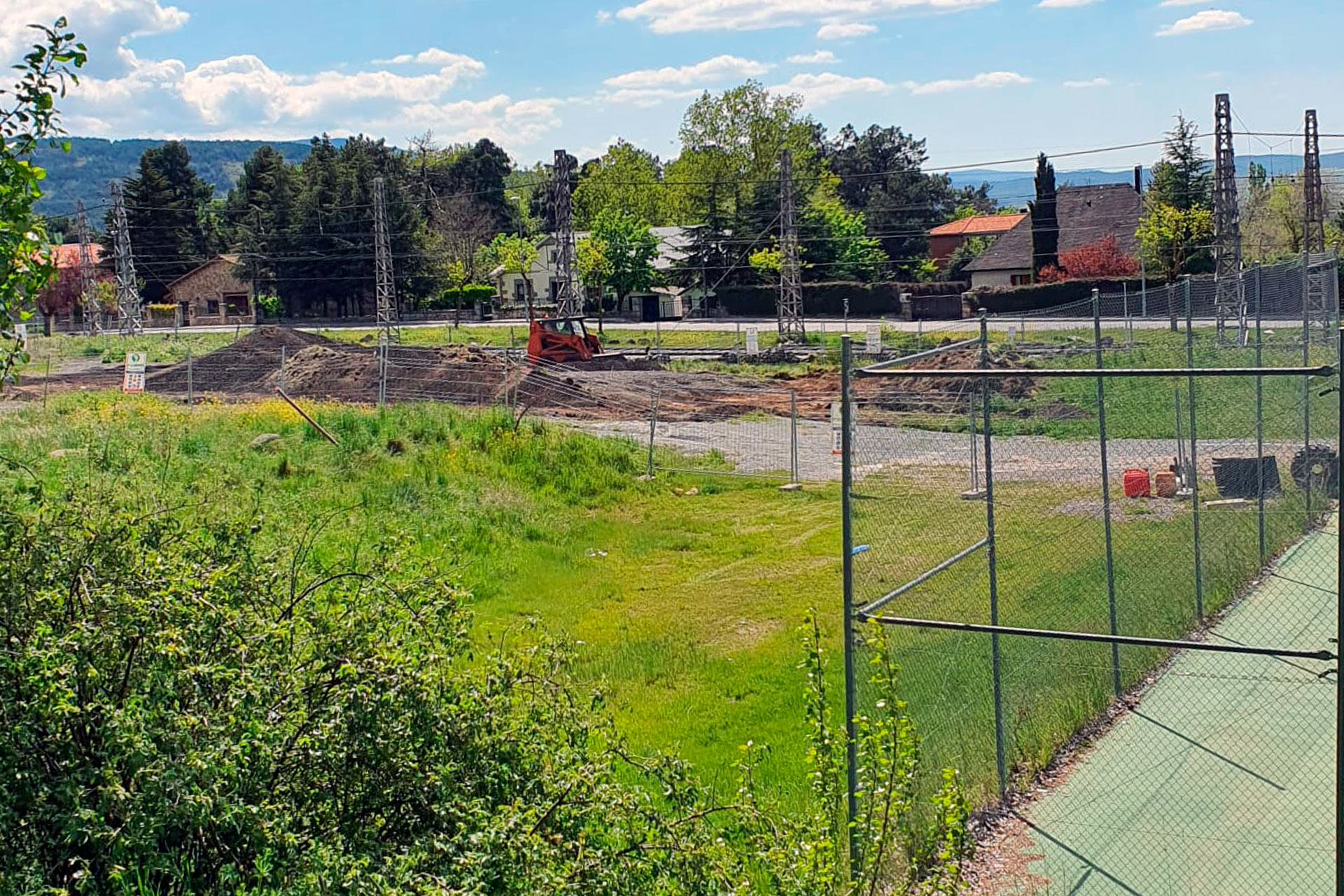 Obras de construcción de las dos nuevas pistas en el Complejo Deportivo Pedro Muñoz./ EDUARDO REDONDO