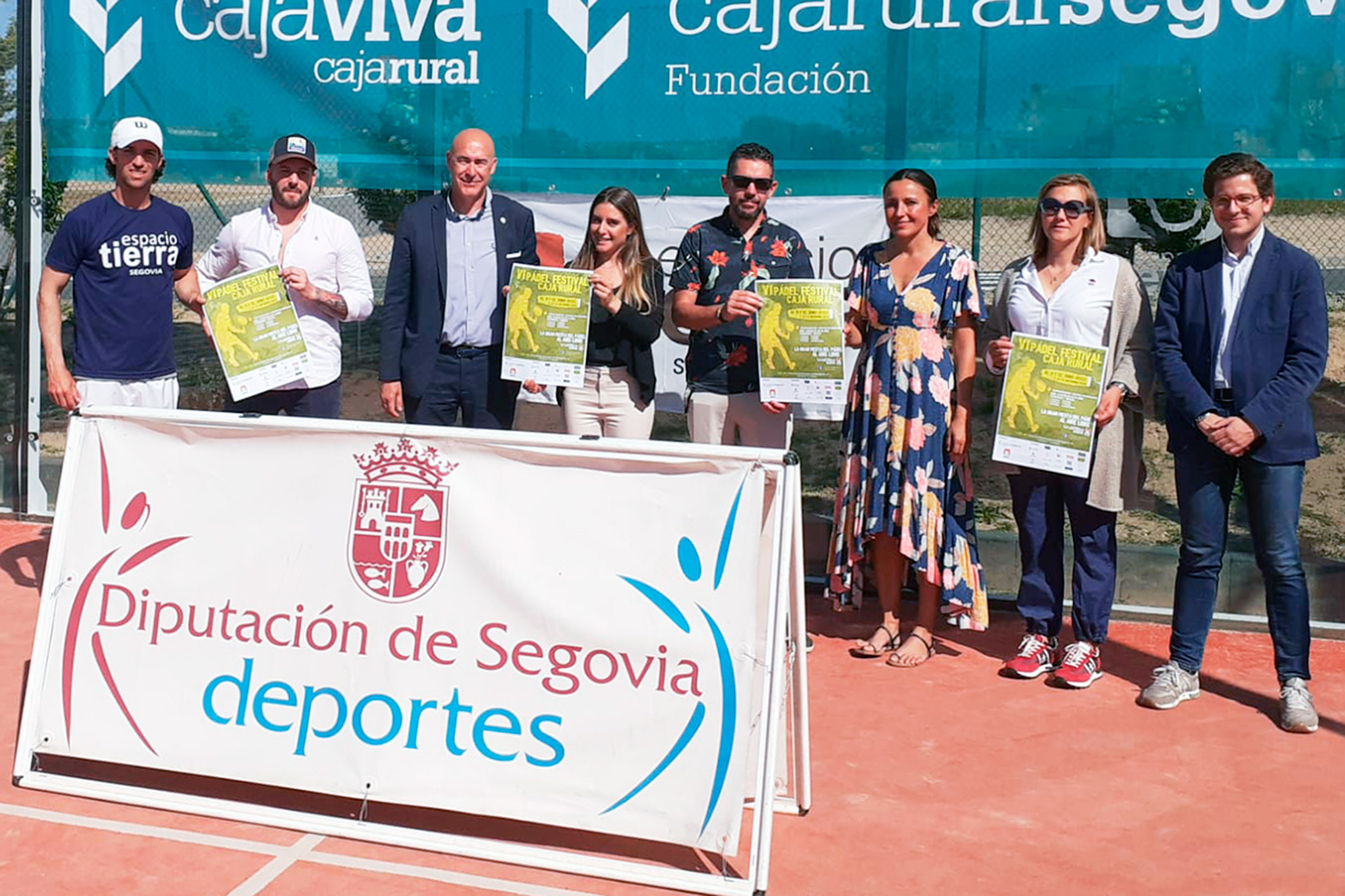 Foto de familia de los organizadores y patrocinadores del Pádel Festival que acogerá Espacio Tierra./ J.M.