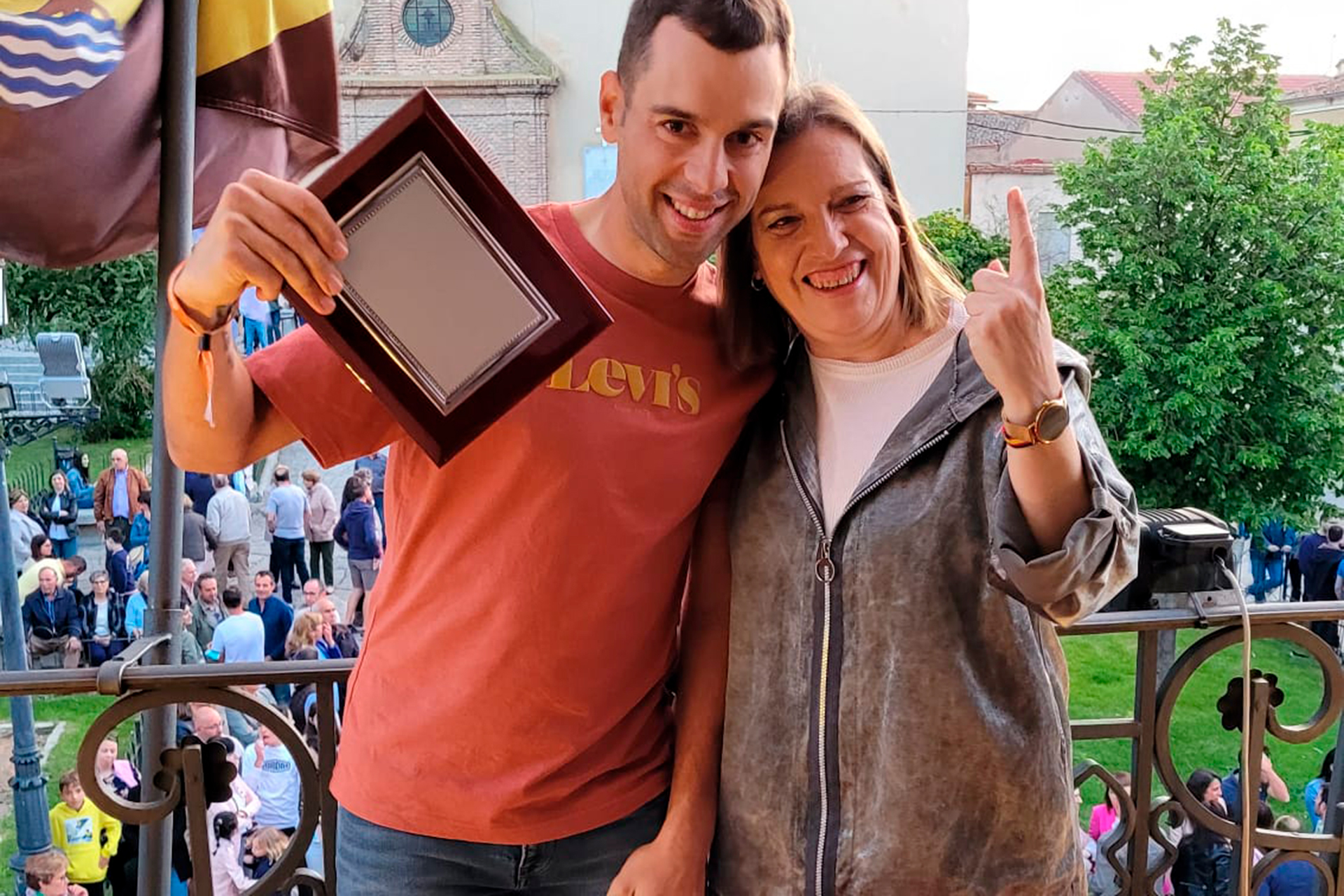 Francisco Herrero, con la alcaldesa de Carbonero./ JOSÉ CARLOS VALERO