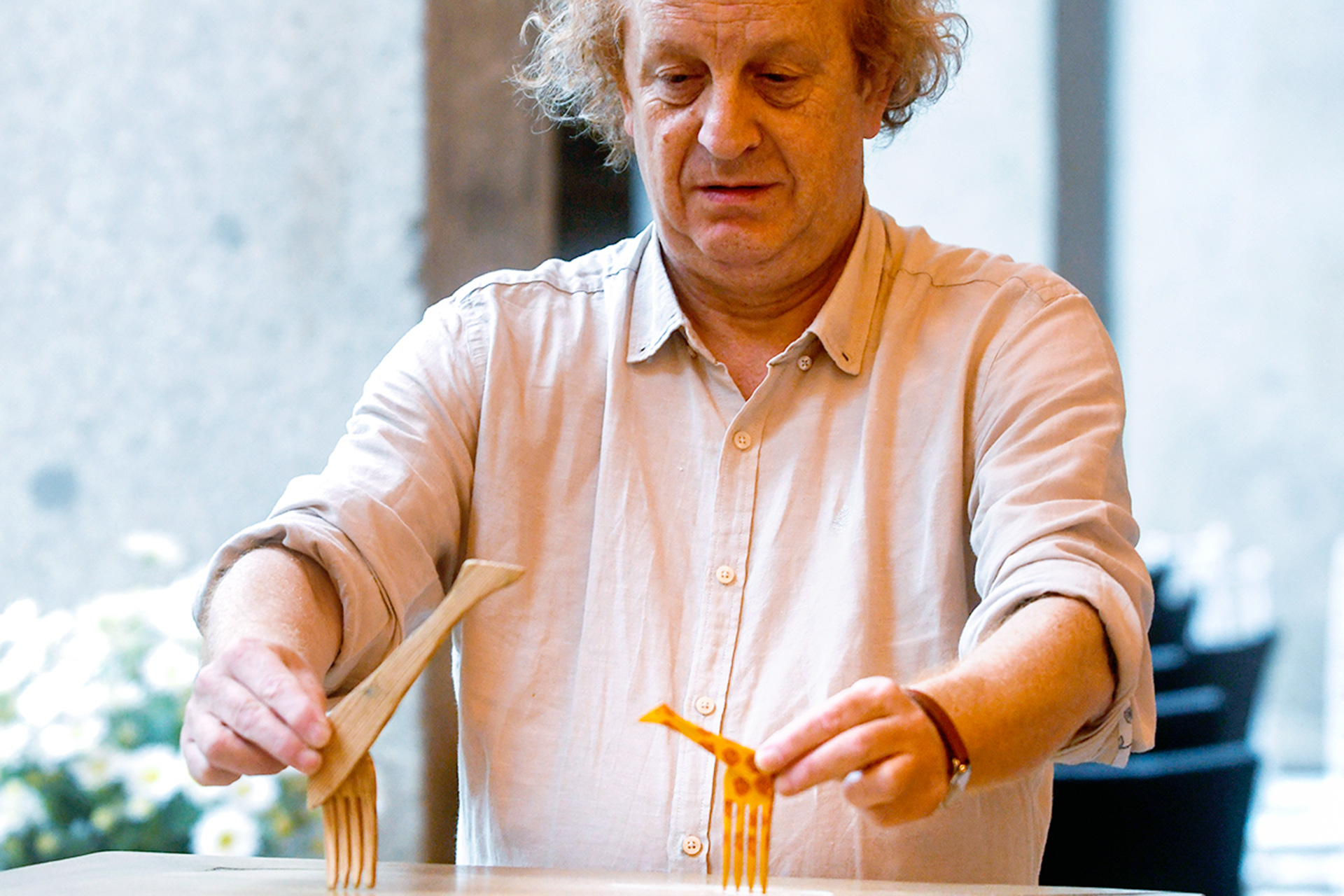 Rodorín, en el territorio de lo imposible 1 Rodorín manipula dos objetos cotidianos como un tenedor y un peine para transformarlos en animales. / P. MARTÍN - EFE