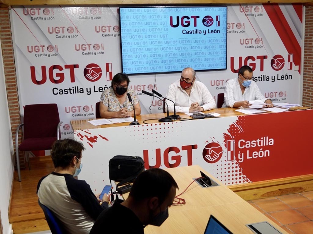 El secretario general de UGT Servicios Públicos en Castilla y León, Tomás Pérez Urueña, el secretario de Acción Sindical y del Sector Autonómico de UGT-SP de Castilla y León, Carlos Arenas, y el secretaria del Sector Autonómico de Zamora, Visitación Peral. / ICAL - LETICIA PÉREZ