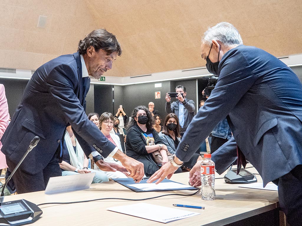 Juan Carlos Manrique toma posesión como decano de la Facultad de Educación ante la presencia del rector de la UVa, Antonio Largo. / NEREA LLORENTE
