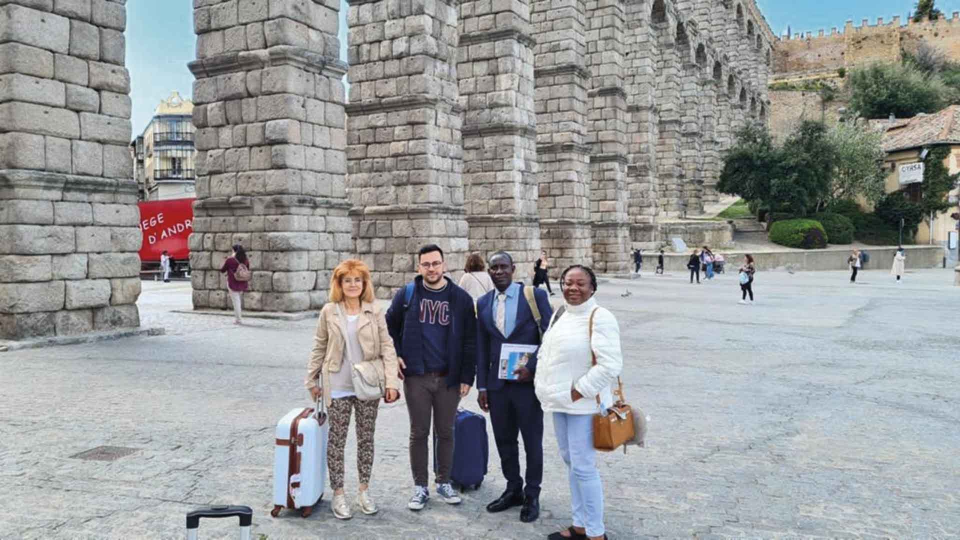 Profesores españoles y ghaneses delante del Acueducto de Segovia. / Benedicta A. Lomotey