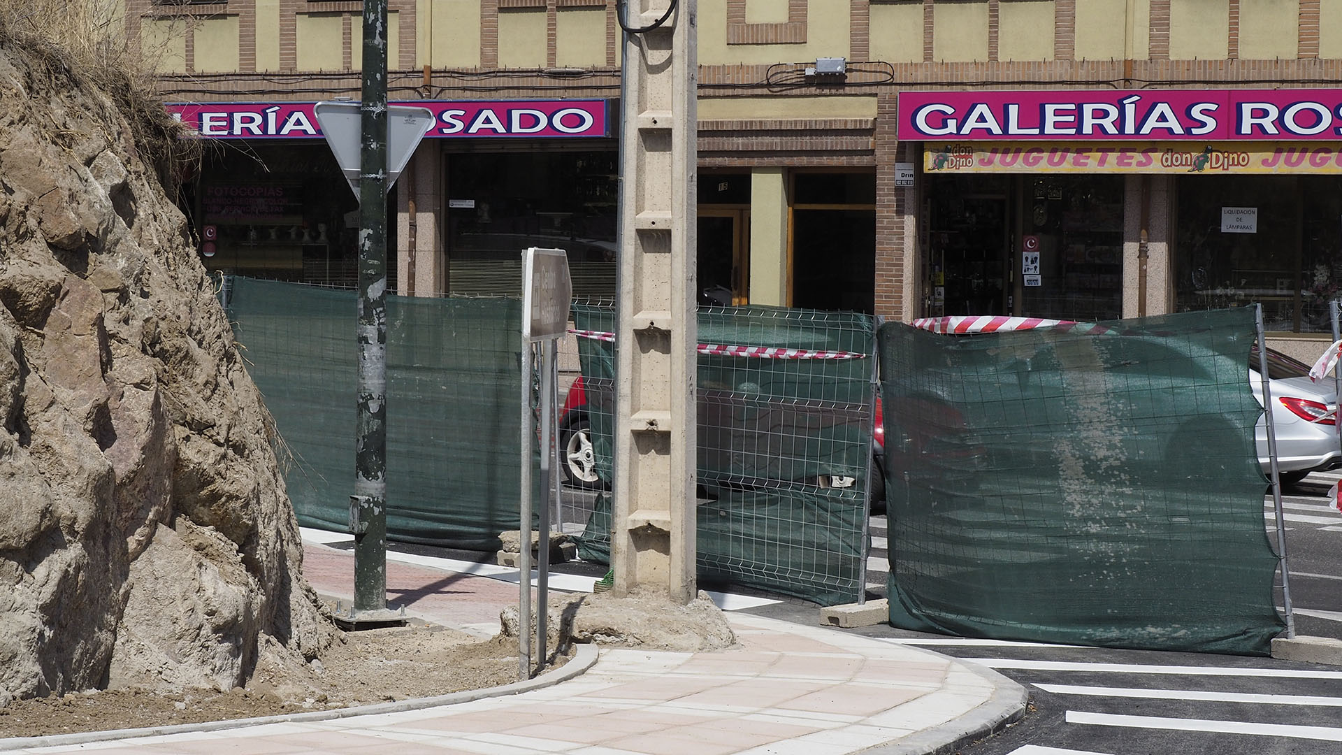 El poste de telégrafos, en medio de la acera, durante la ejecución de las obras en la rotonda de Vía Roma. / Kamarero