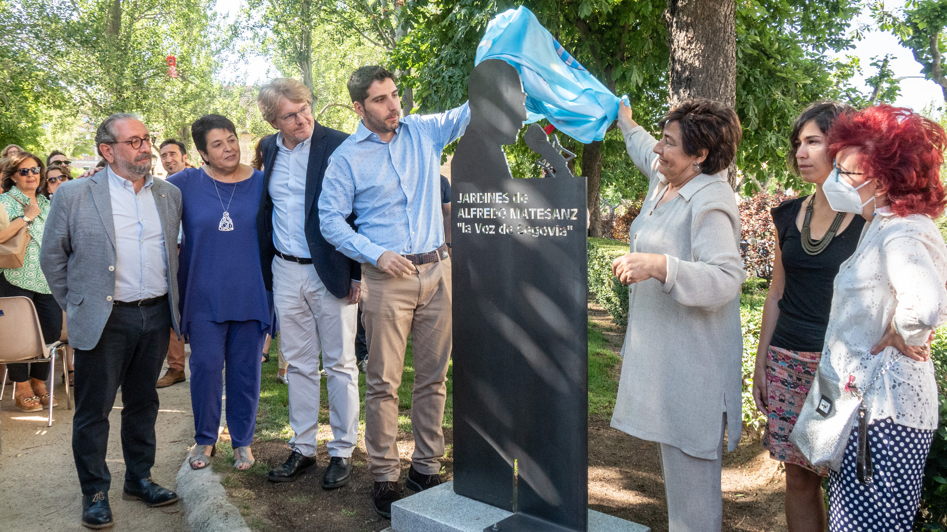 El hijo y la mujer de Alfredo Matesanz descubren el monolito en los Jardines de Alfredo Matesanz. / Nerea Llorente