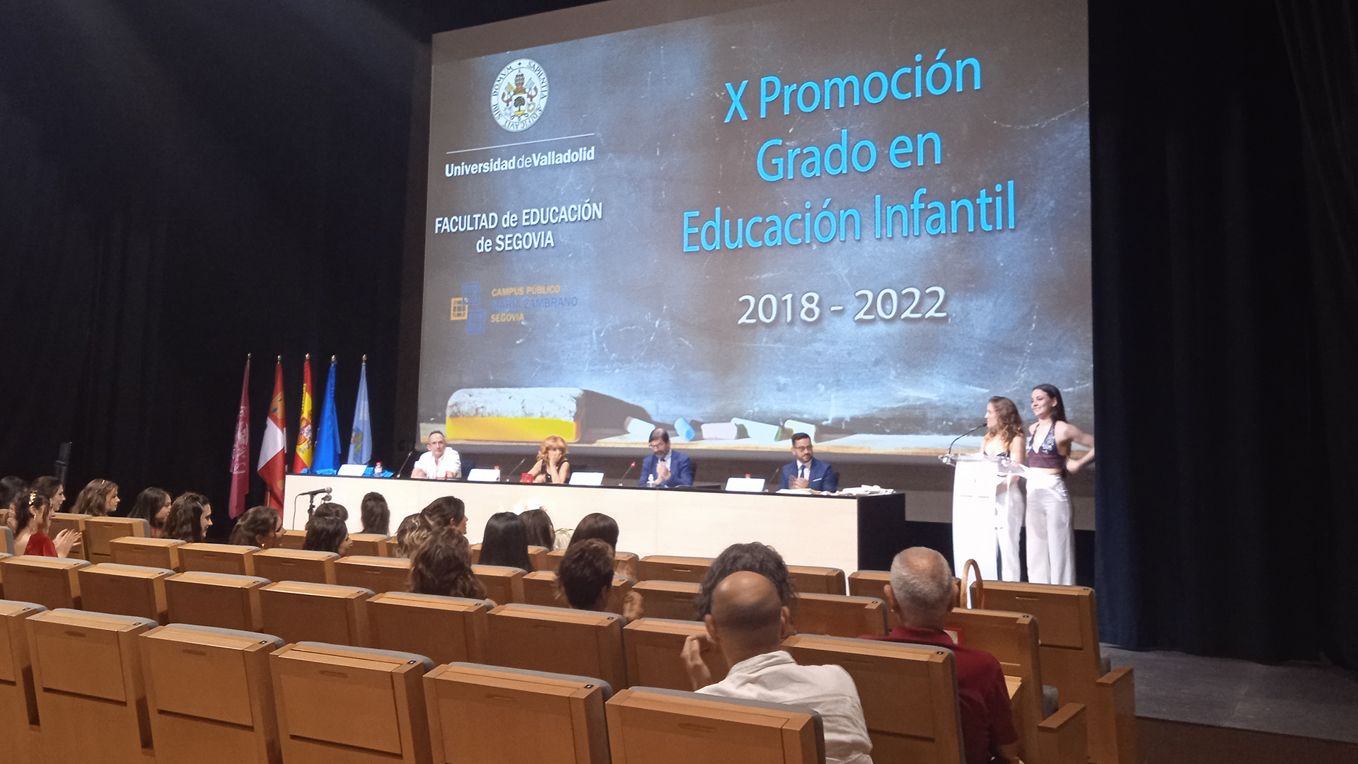 Las estudiantes dan el discurso de despedida junto a las autoridades académicas