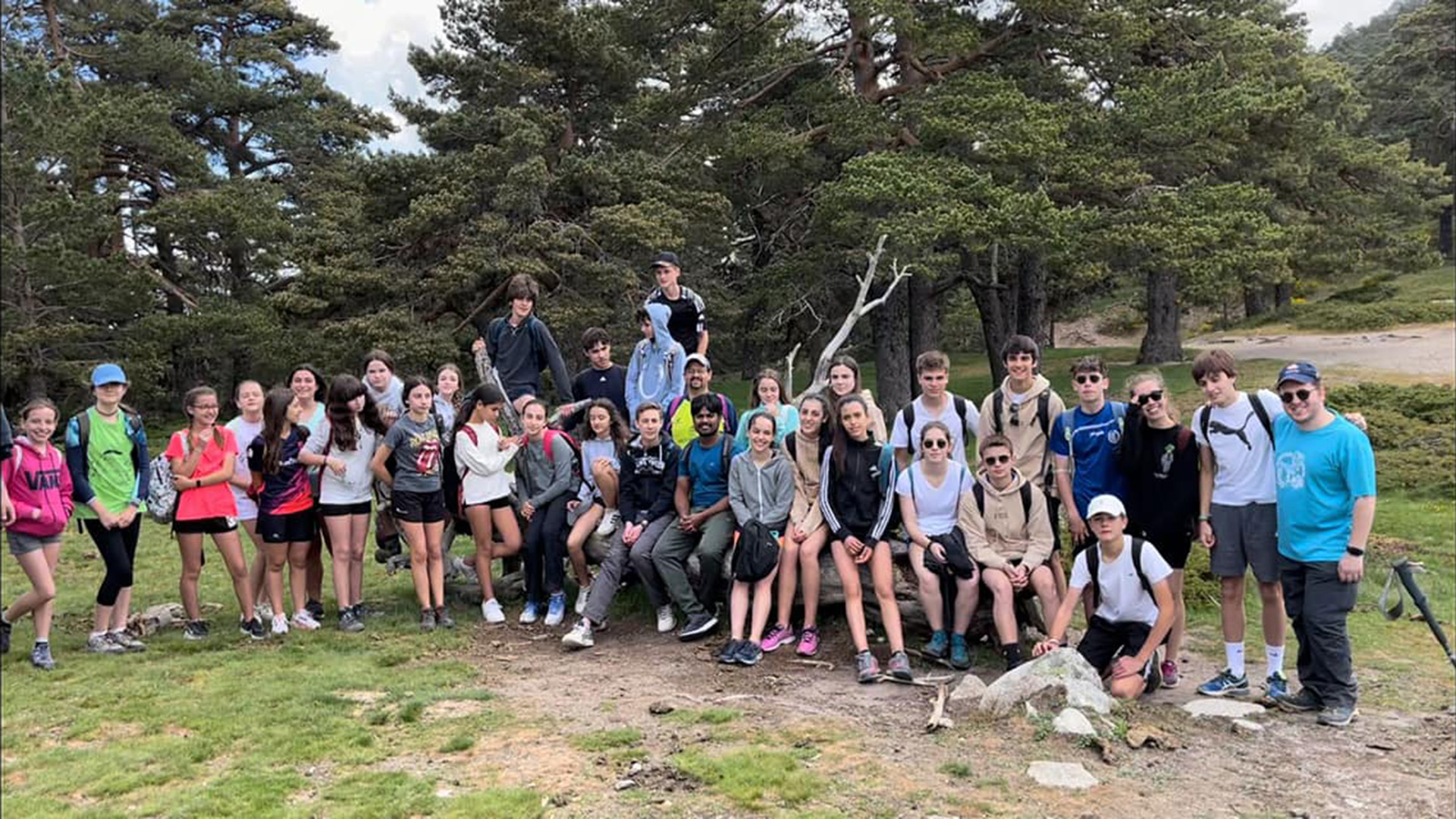Más de treinta alumnos del Colegio Claret, que participan de su Centro Juvenil, han subido al Alto del Telégrafo. /EA