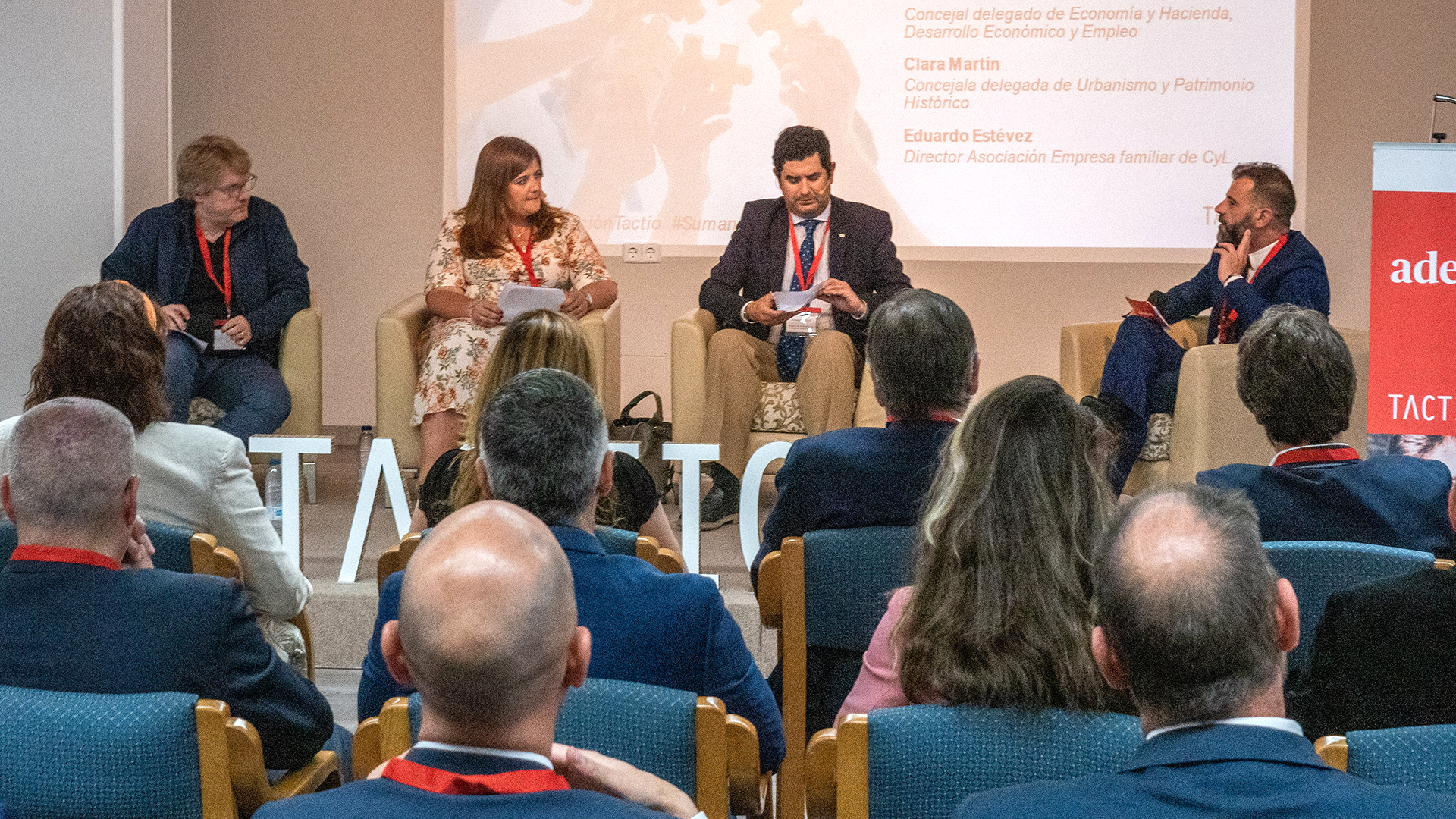 Un momento de la mesa de diálogo entre políticos y empresarios celebrada ayer en el Puerta de Segovia. / NEREA LLORENTE