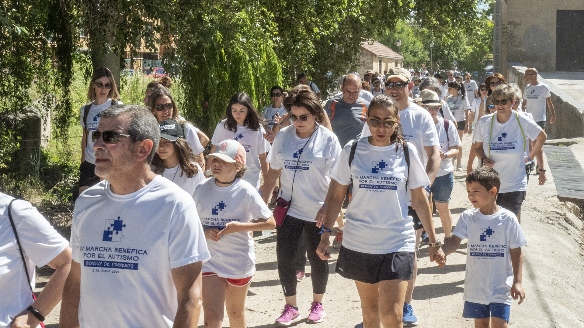 La participación de los niños, acompañados de mayores, fue notable en la cuarta edición de la Marcha solidaria por el autismo de Bernuy de Porreros. / NEREA LLORENTE
