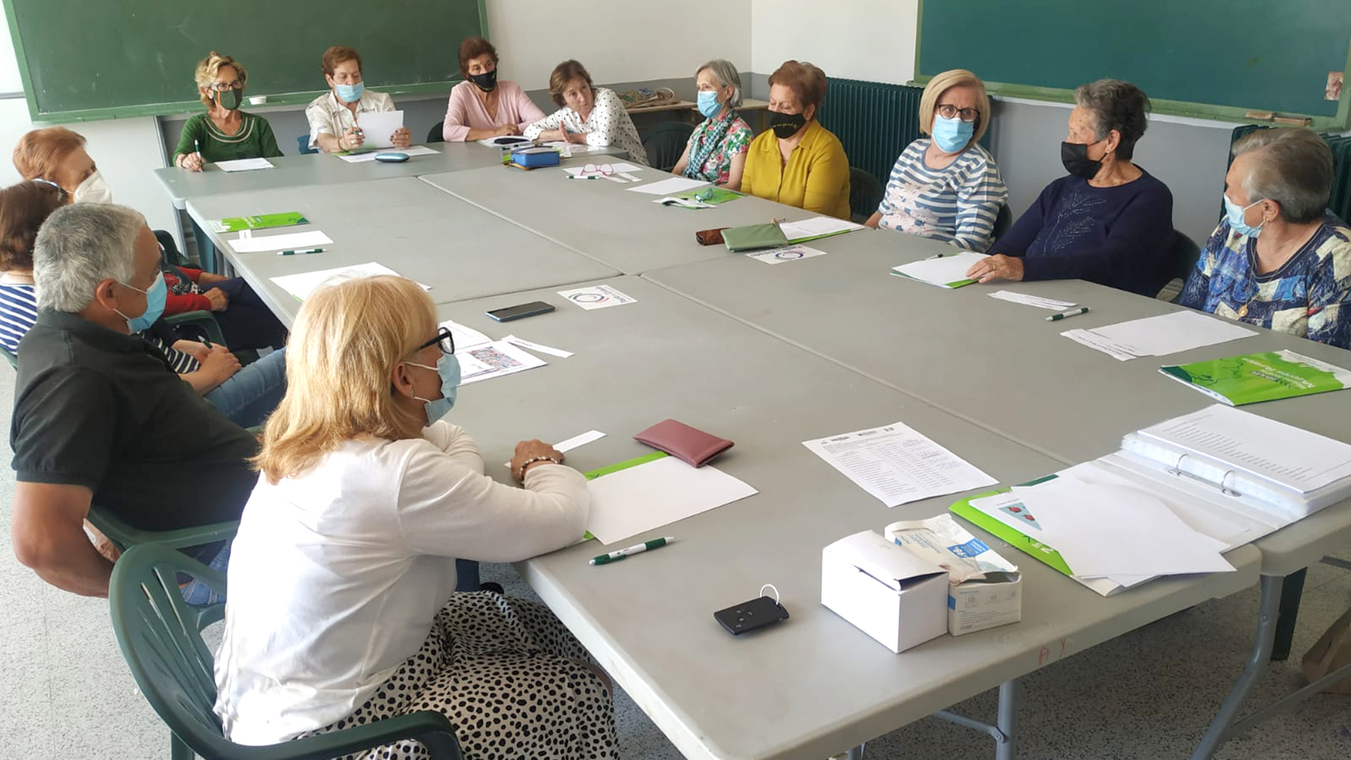 Varias personas participan en una de las actividades del programa social ‘Me quedo, en mi casa y en mi entorno’. / E. A.