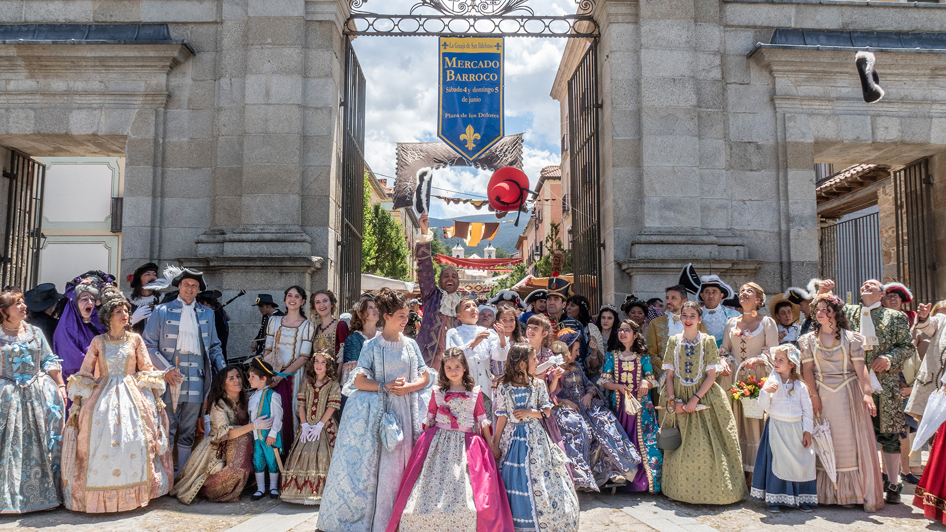 Vecinos de la localidad, junto al alcalde granjeño, lucen este fin de semana los trajes barrocos que han creado a lo largo del año. /NEREA LLORENTE