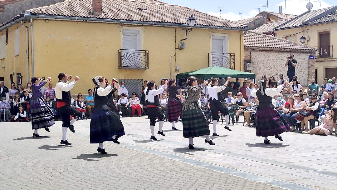 Actuación del grupo de danzas de Zarzuela del Pinar en la Plaza Mayor del municipio. / E. A.