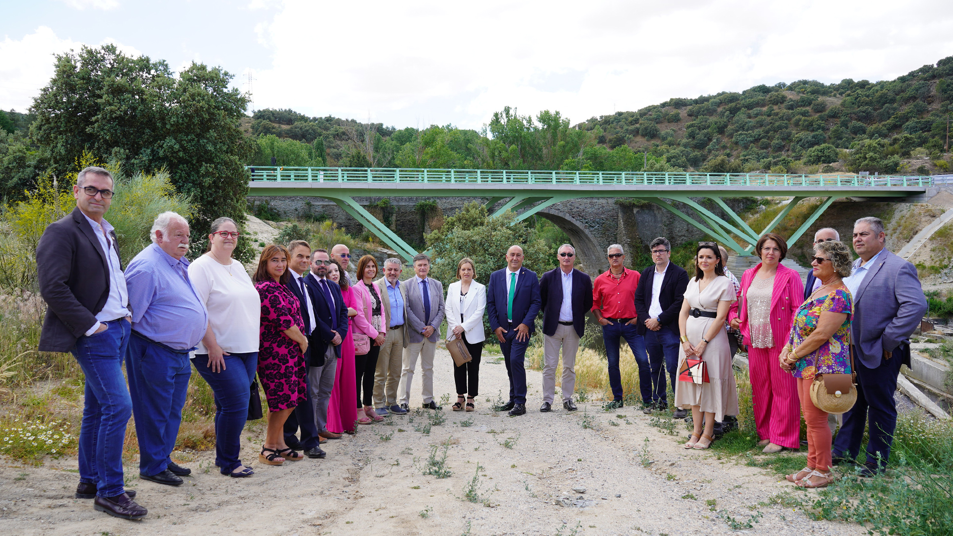 Autoridades provinciales y locales posaron ante el puente. /E.A.