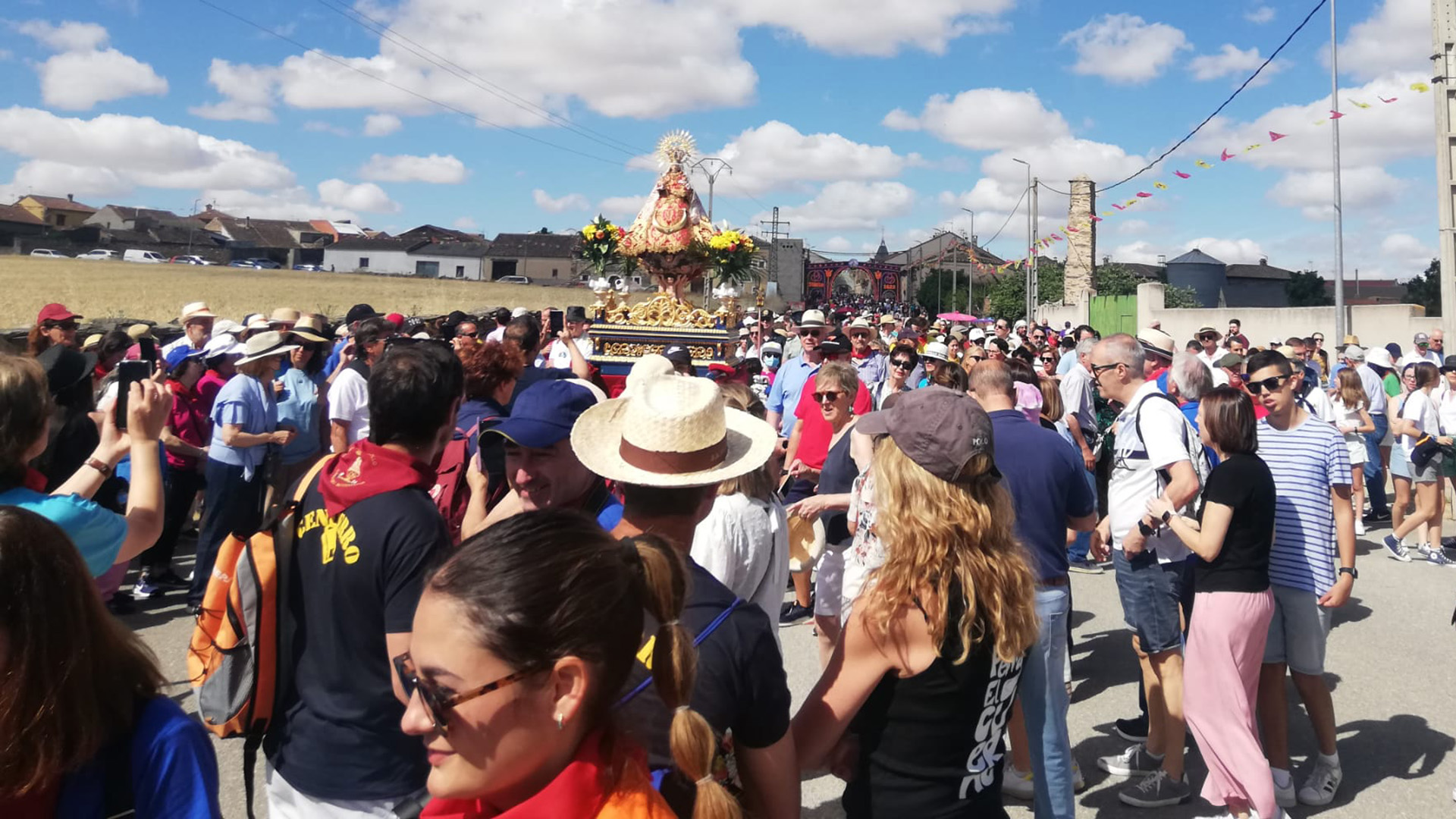 Los fieles de la Virgen del Castillo de Bernardos acompañaron a la imagen a su ermita. /JESÚS PASCUAL