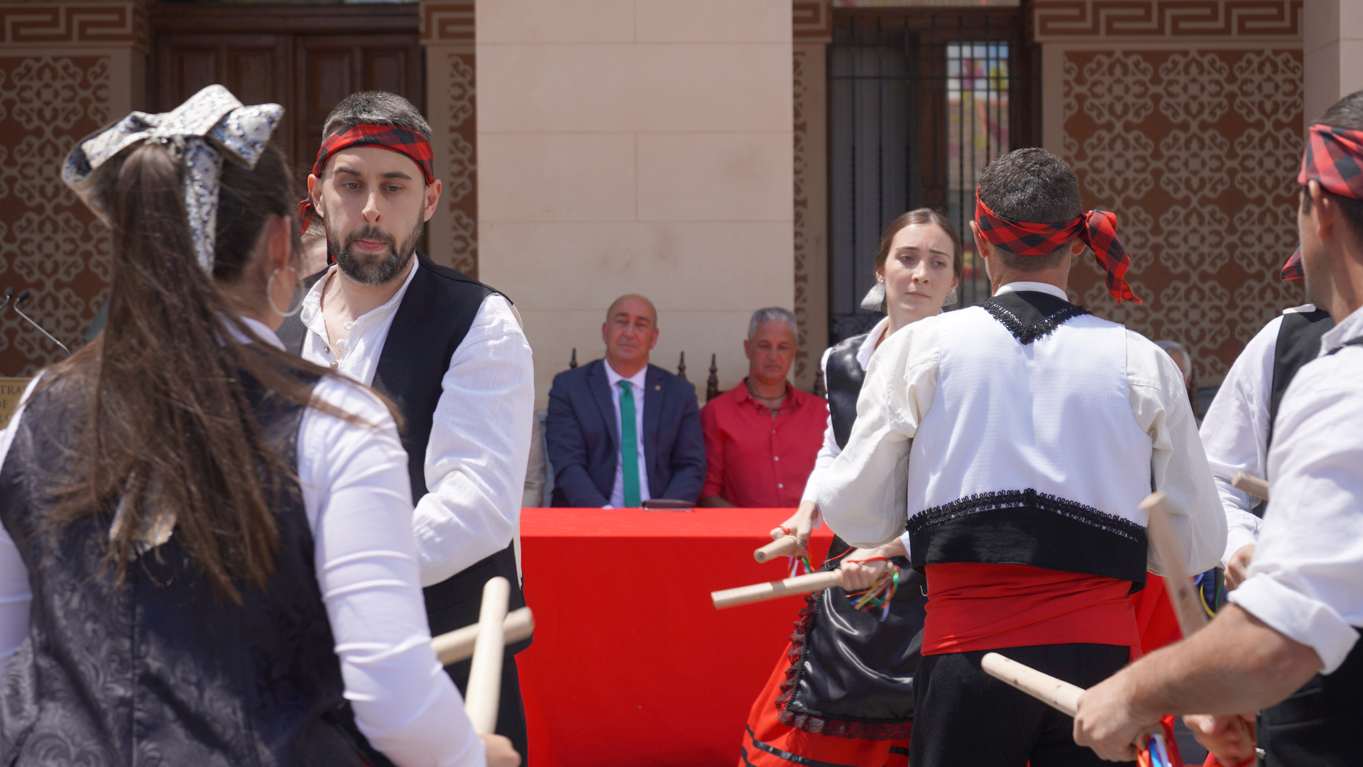 El grupo de paloteo de la localidad hizo una exhibición ayer en la plaza ante vecinos y autoridades. /E.A.