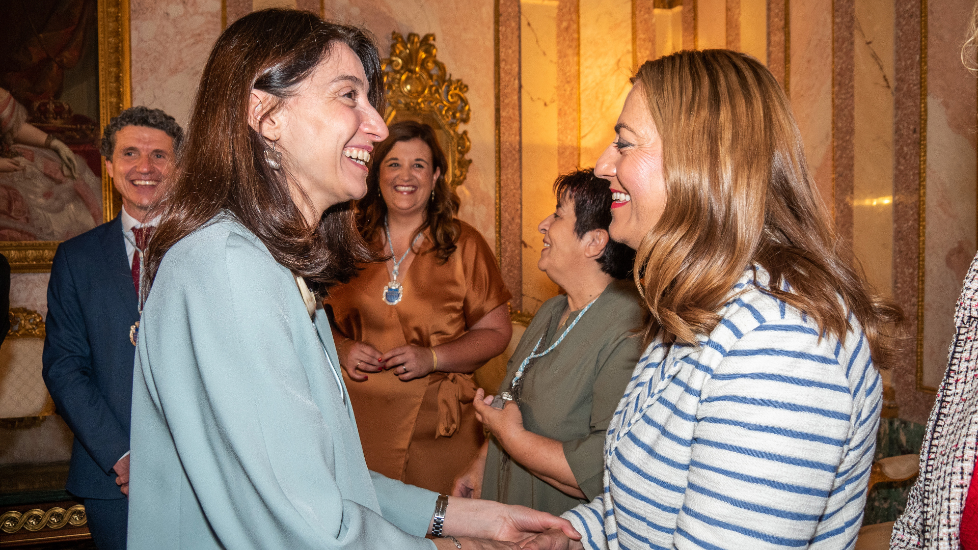 La ministra de Justicia saluda a la delegada del Gobierno. / Nerea Llorente