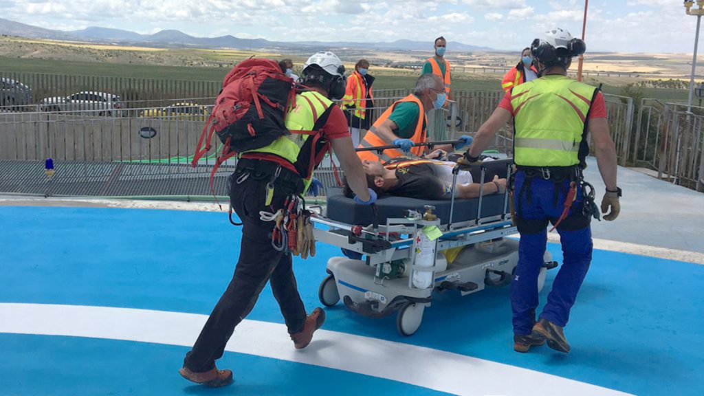 Llegada del primer ciclista asistido al Hospital de Segovia. / ICAL