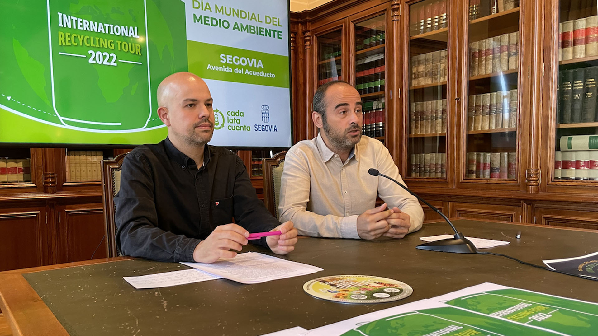 El concejal de Medio Ambiente, Ángel Galindo, junto a un responsable de la iniciativa en rueda de prensa. / E. A.