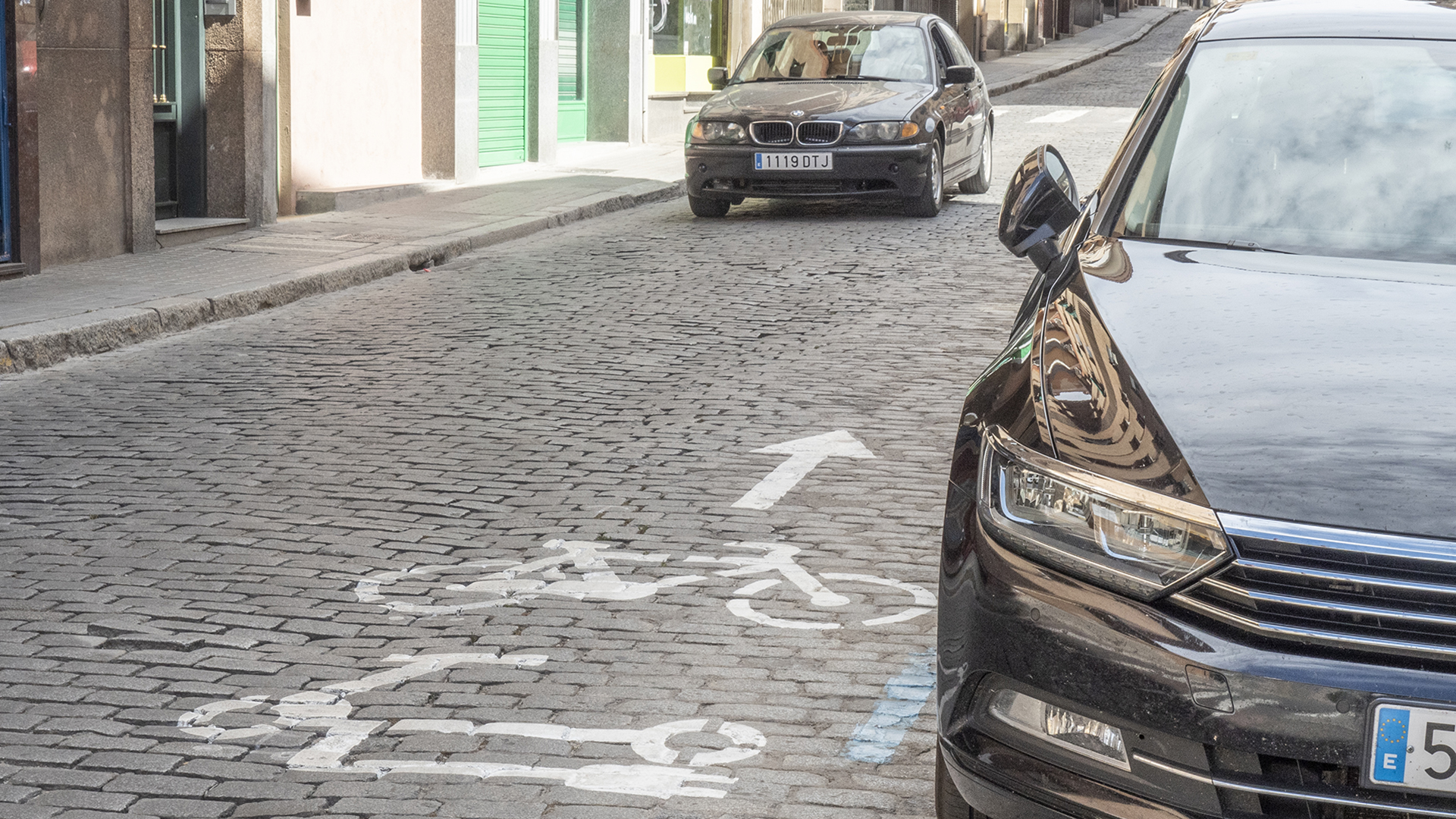 Señalización horizontal del Carril City en el barrio de Santa Eulalia, en sentido contrario al de la circulación. / Nerea Llorente