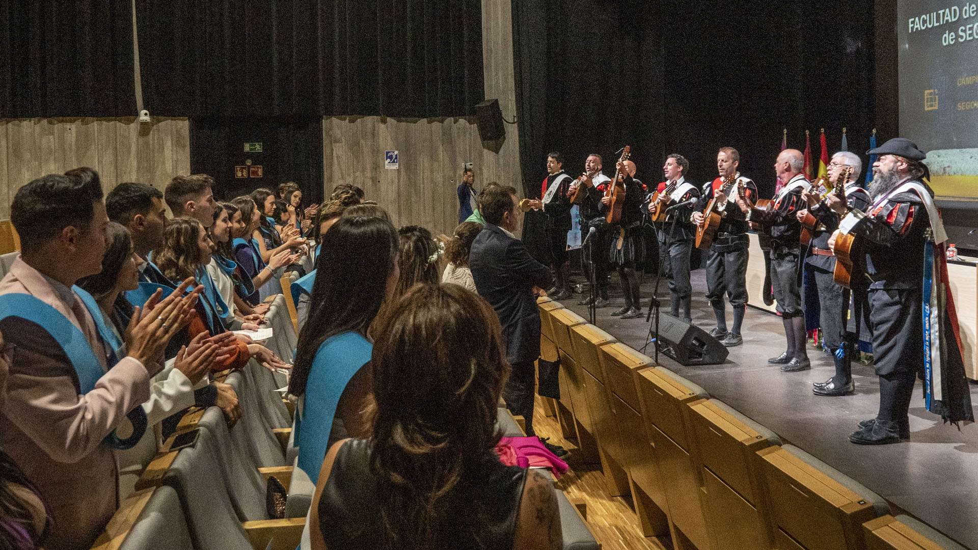 Actuación de la tuna ante los egresados del doble grado de la Facultad de Educación del Campus María Zambrano./ NEREA LLORENTE
