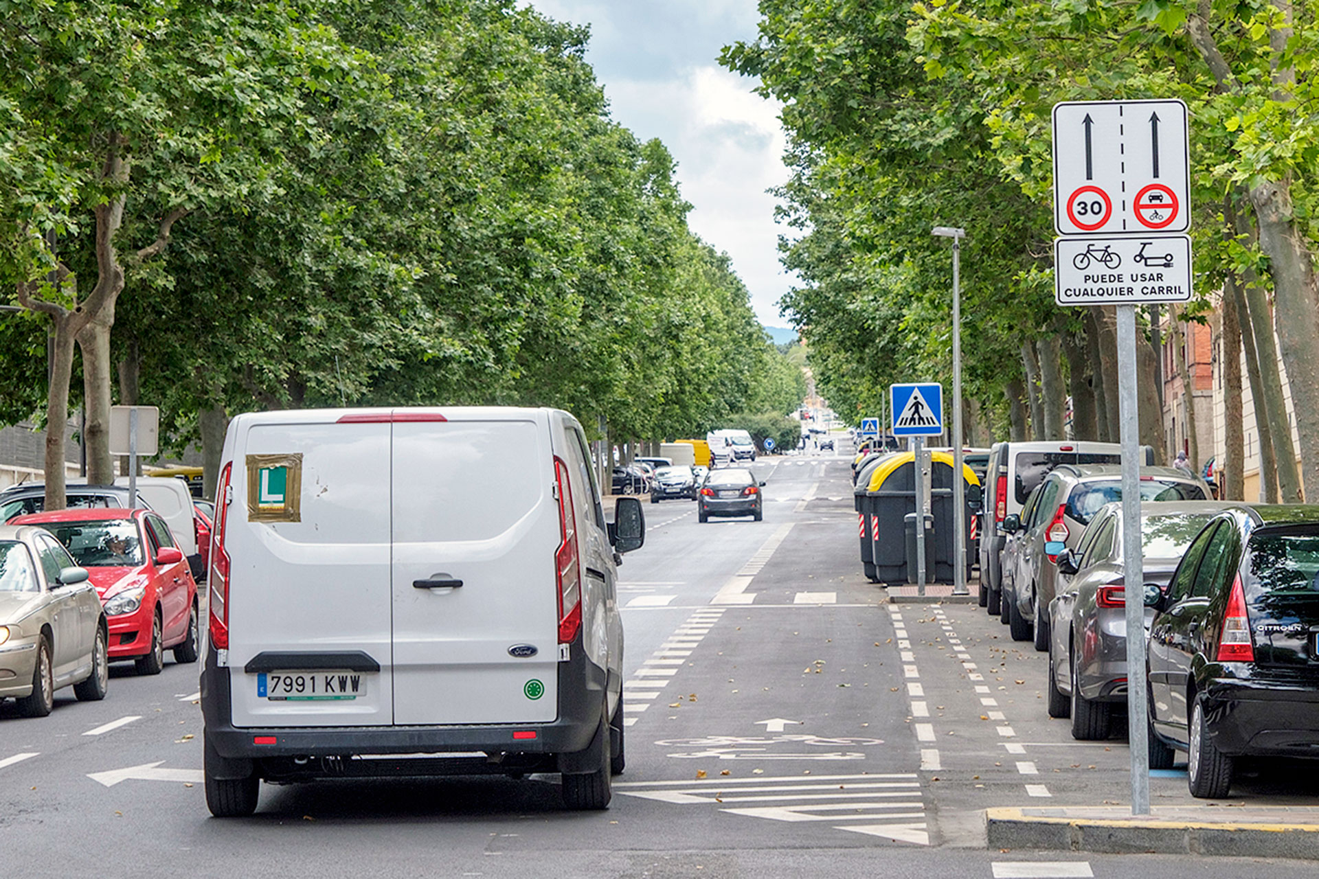 Los últimos días se ha instalado señalización vertical del carril bici en puntos como la avenida de la Constitución. / Kamarero