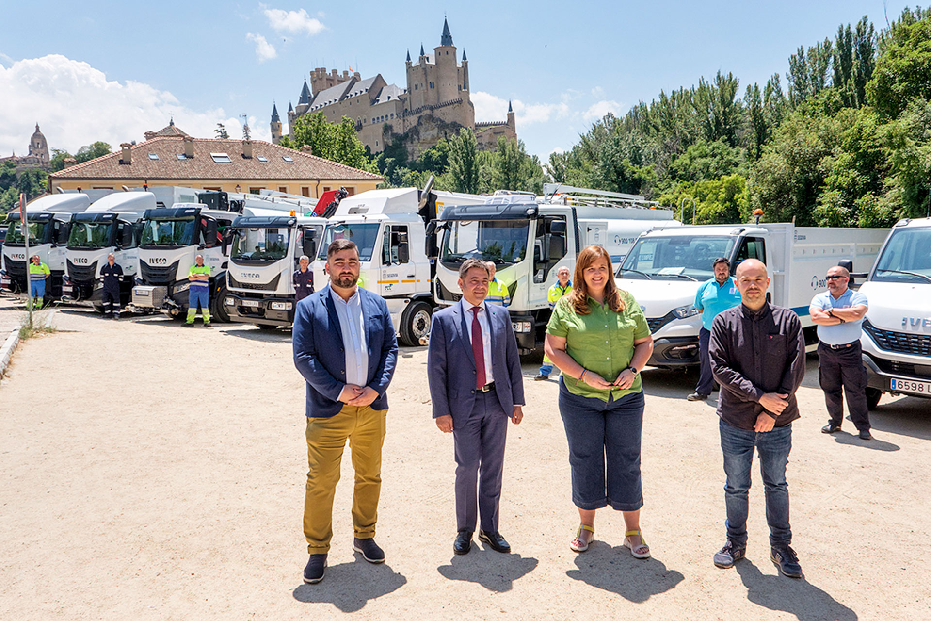 De izqd. a dch., Ibáñez, Rivas, la alcaldesa y el edil de Medio Ambiente, en la presentación de la nueva flota de recogida de residuos y limpieza viaria. / Kamarero