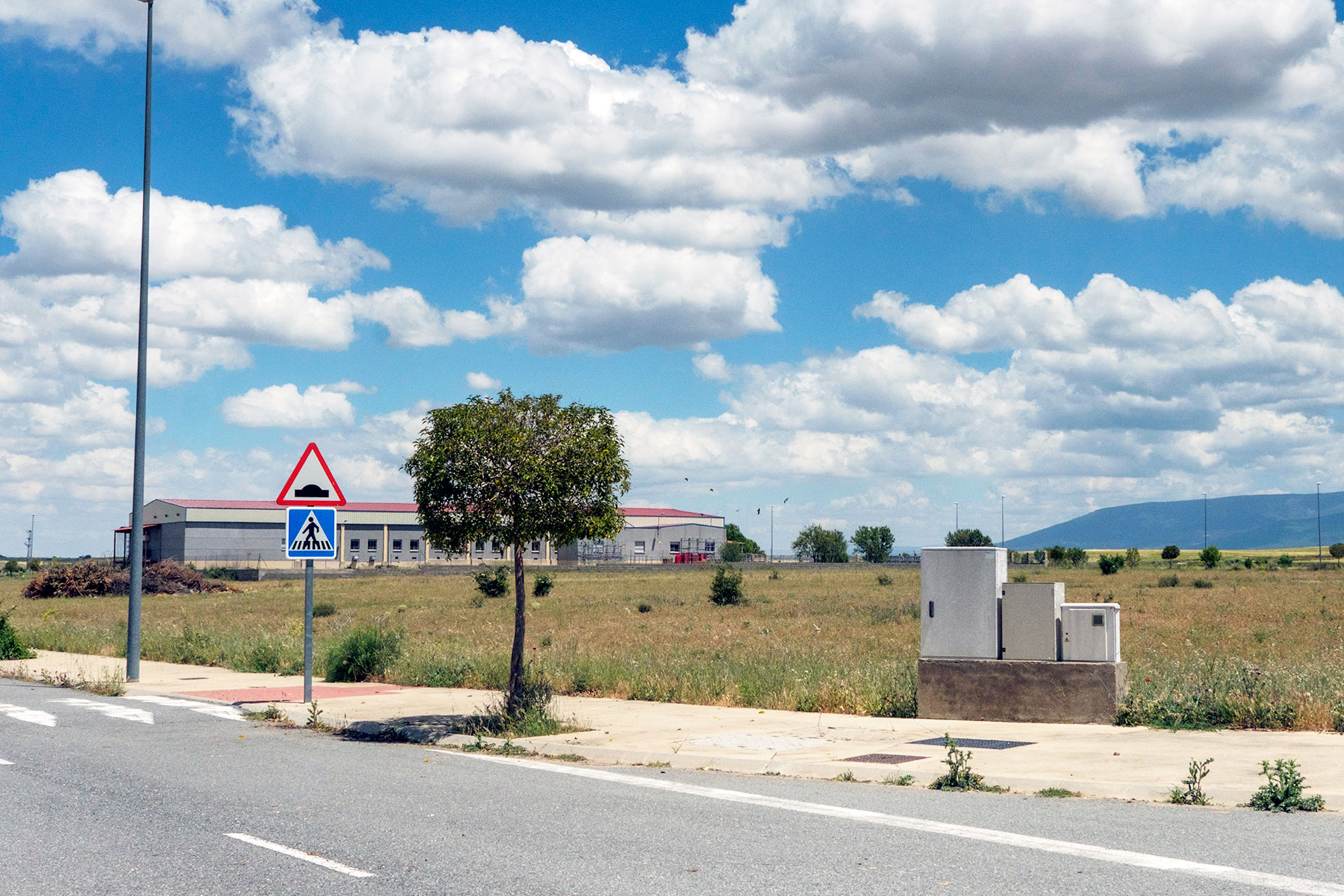 Zona industrial ‘Los Hitales’ del municipio de Bernuy de Porreros, en la proximidad de la carretera SG-20. / Kamarero