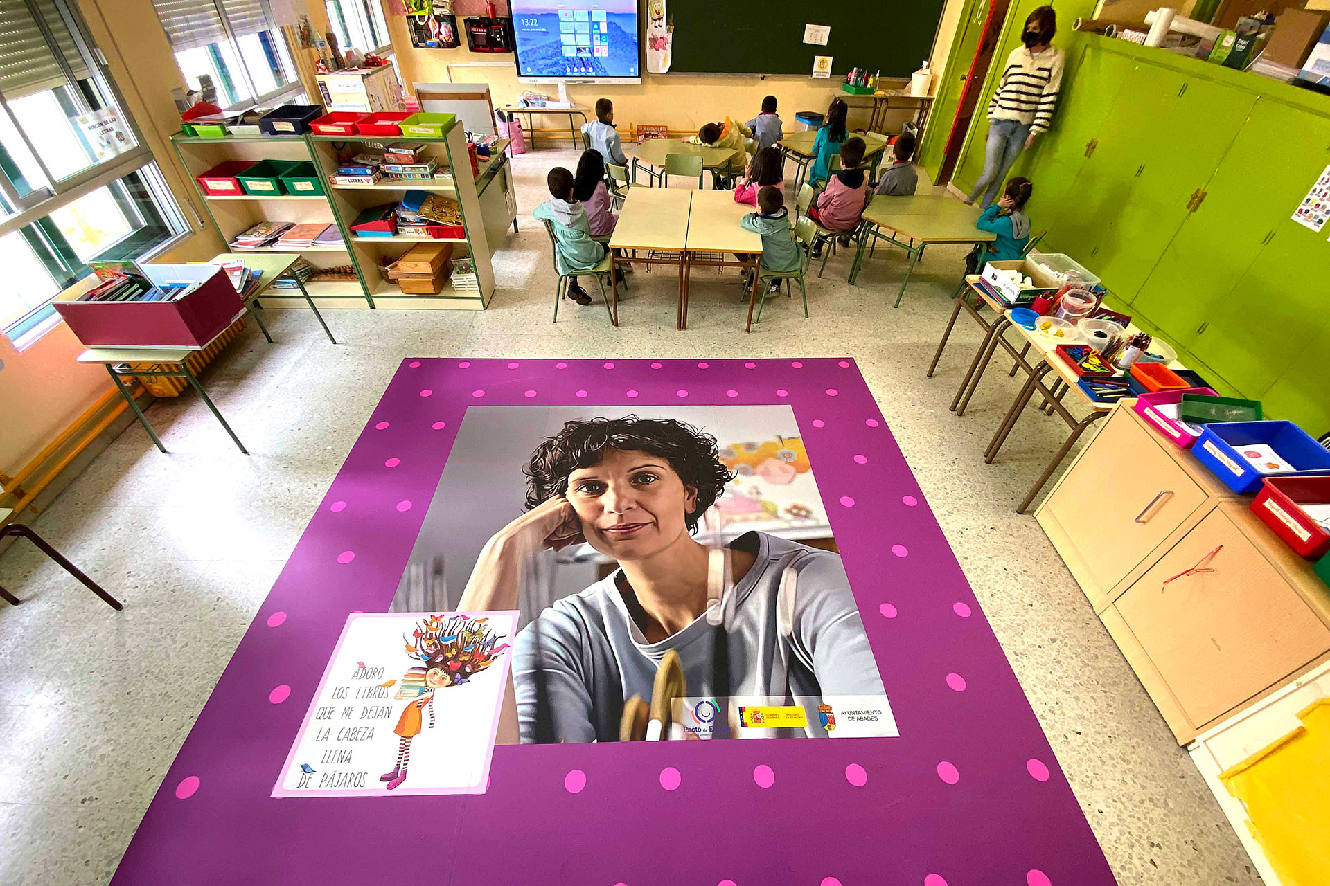 Las obras de mujeres artistas cubren los suelos del centro. /E.A.