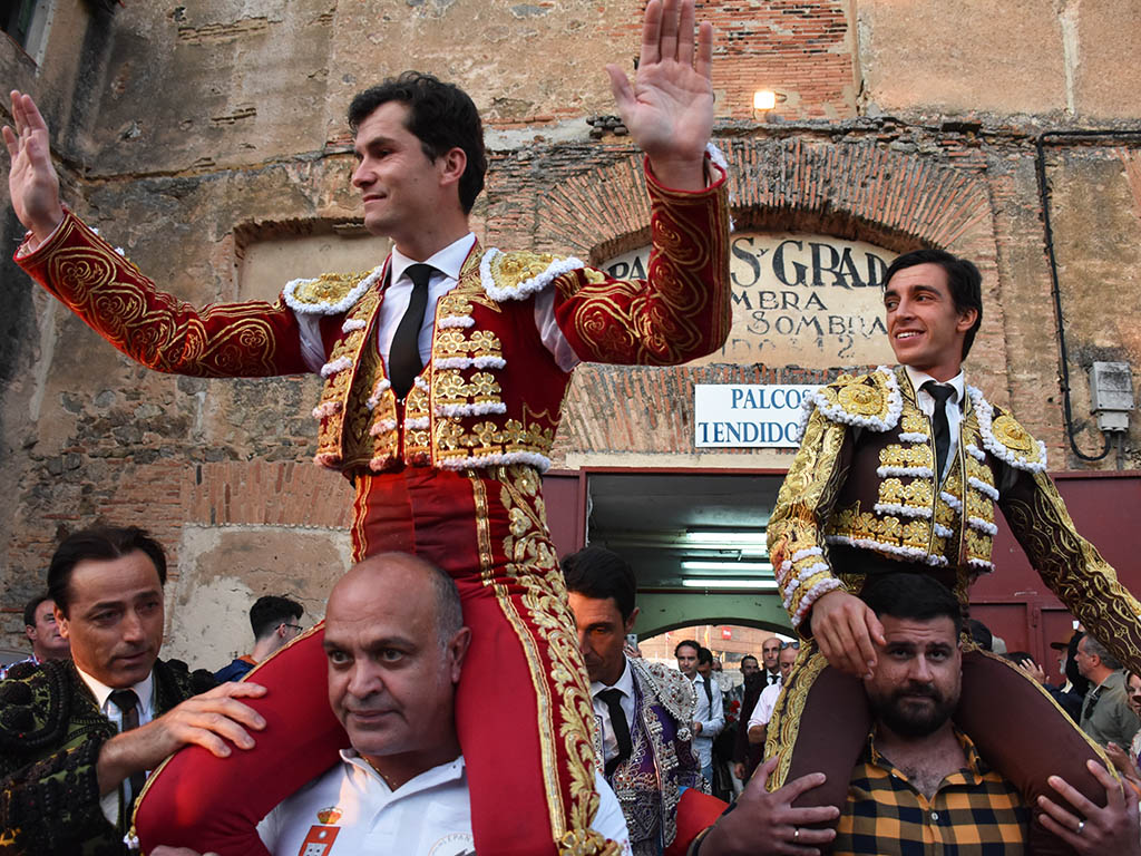 La capacidad de tetracero de Luque y la alquimia de la naturalidad de Téllez 1 Daniel Luque y Ángel Téllez salen por la Puerta Grande. / A.M.