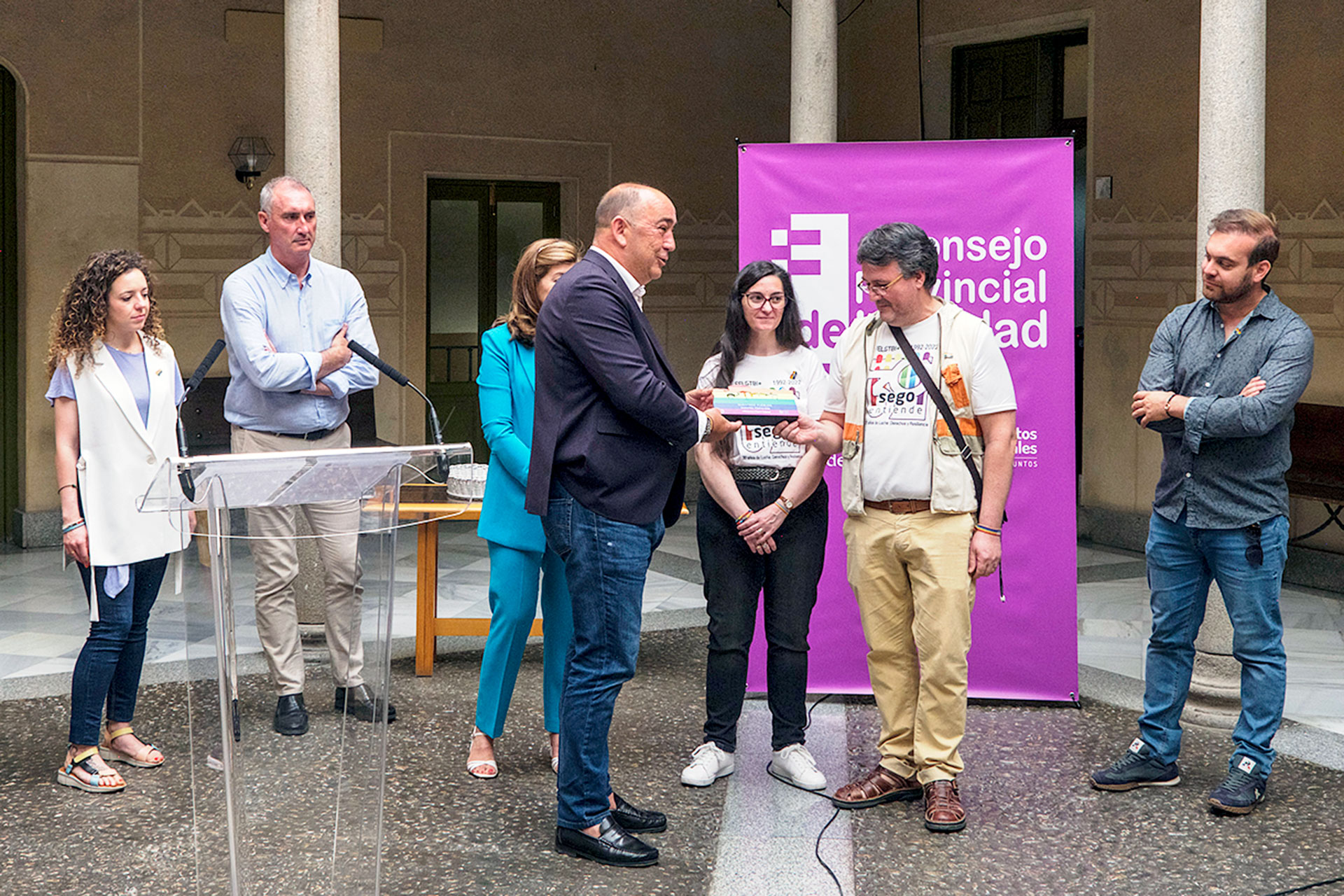 Un momento del acto institucional celebrado ayer por la mañana en el patio de la Diputación Provincial.