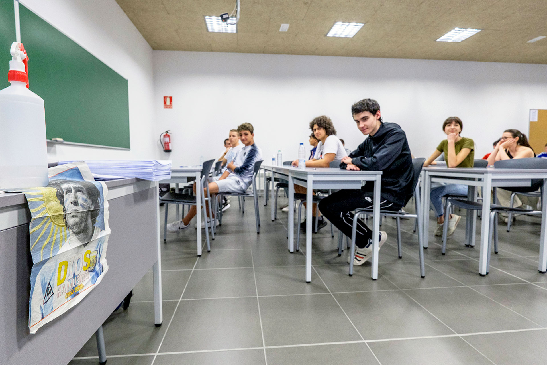 Una EBAU sin restricciones congrega a más de 700 alumnos 1 Unos alumnos esperan para comenzar a realizar uno de los exámenes de la EBAU.