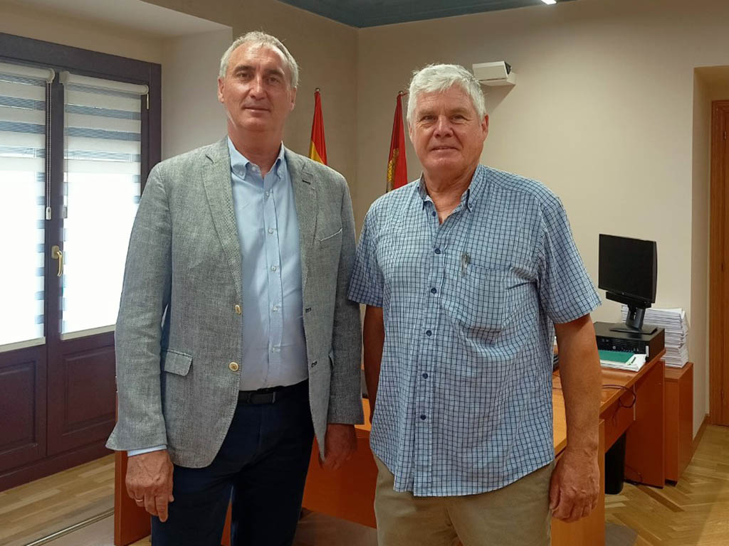 El delegado territorial José Mazarías y el alcalde de Moral de Hornuez, Alejandro de la Hoz. / EL ADELANTADO