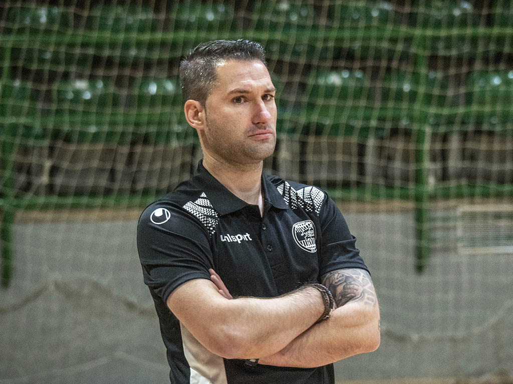 El técnico Ángel Zamora, durante un partido con el CD Segosala. / KAMARERO