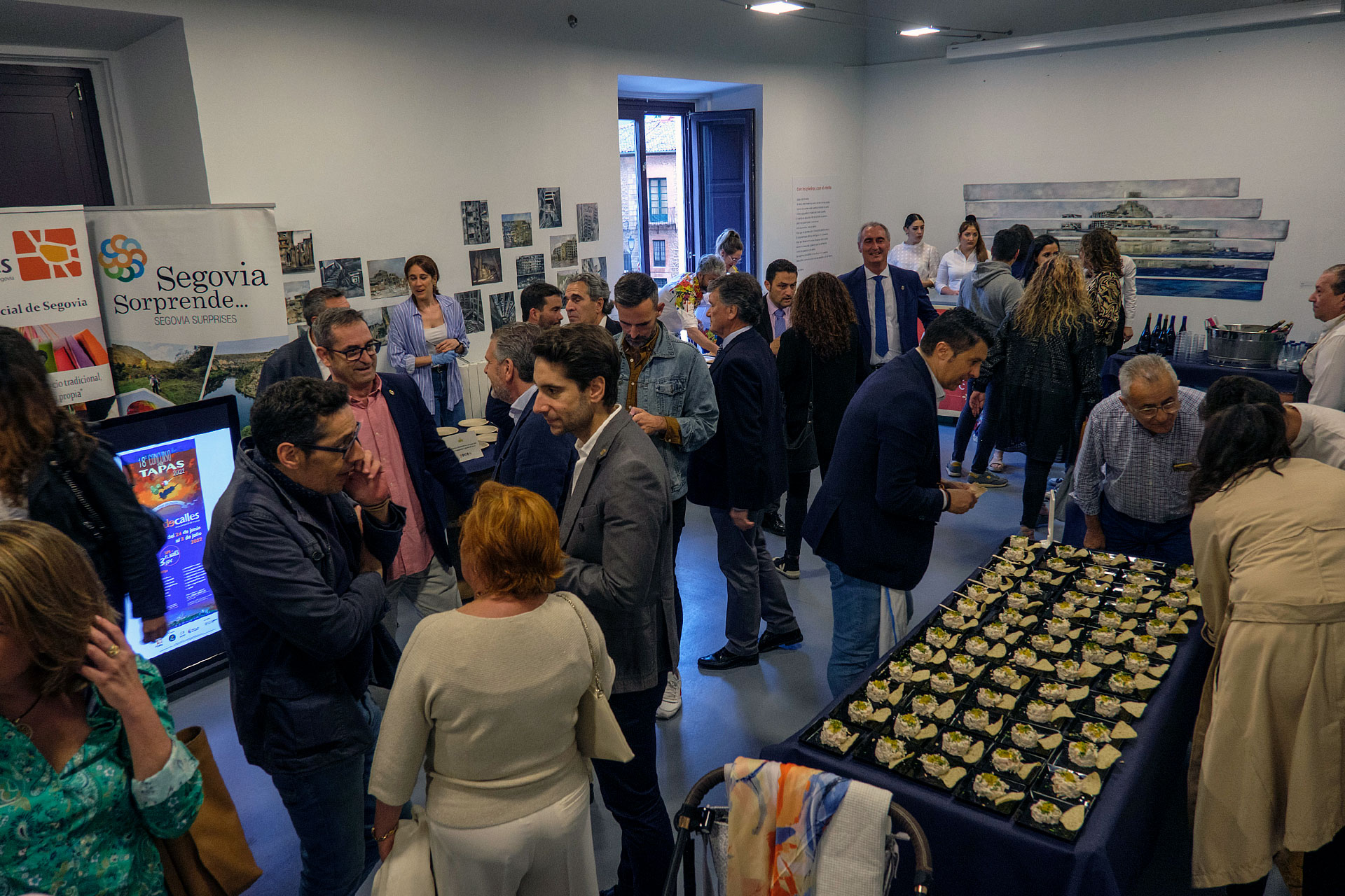Presentación del XVIII Concurso de Tapas Decalles ayer en el Palacio de Quintanar. / Kamarero