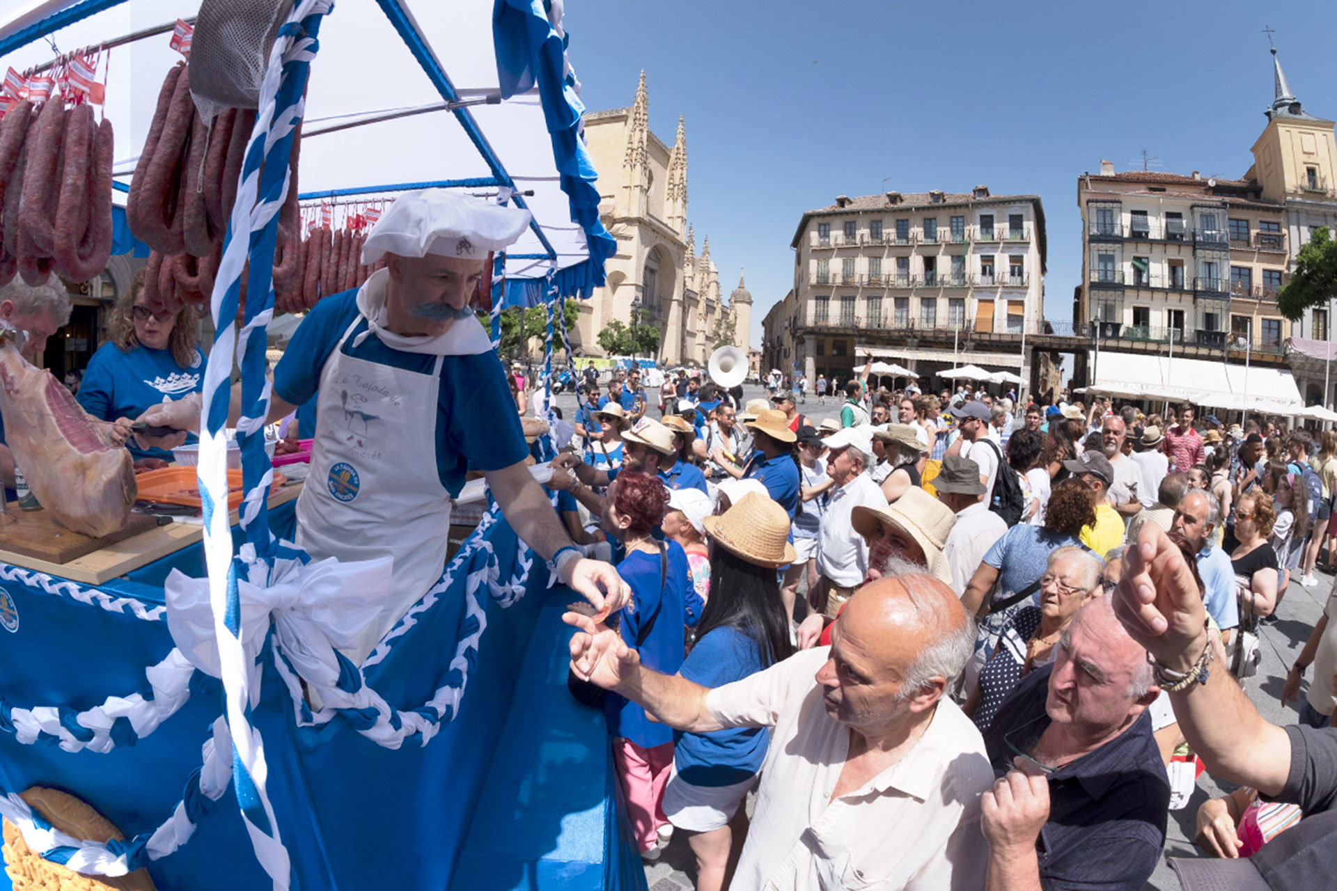 Las fiestas llegan a su fin con el día grande de San Pedro 1 La Tajada de San Andrés en la Plaza Mayor, el día de San Pedro de 2019. / Kamarero