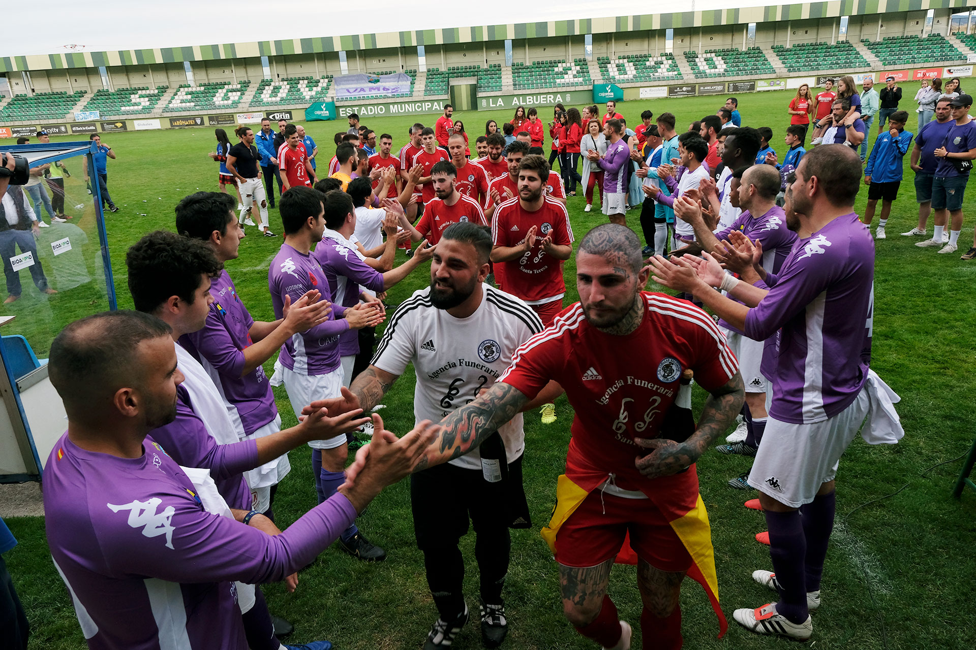 Los jugadores del Cuéllar Santa Teresa reciben el pasillo del campeón por parte del Monteresma. / KAMARERO