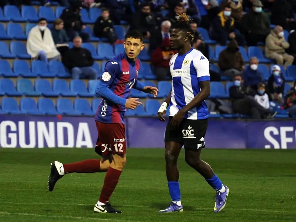 El central David López, a la izquierda. / FOTO CEDIDA POR LA SEGOVIANA
